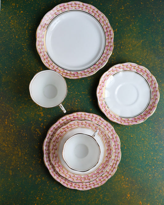 Coppia di Trii da Tè Vittoriani in Porcellana Inglese — Motivo Basket Weave Rosa e Oro