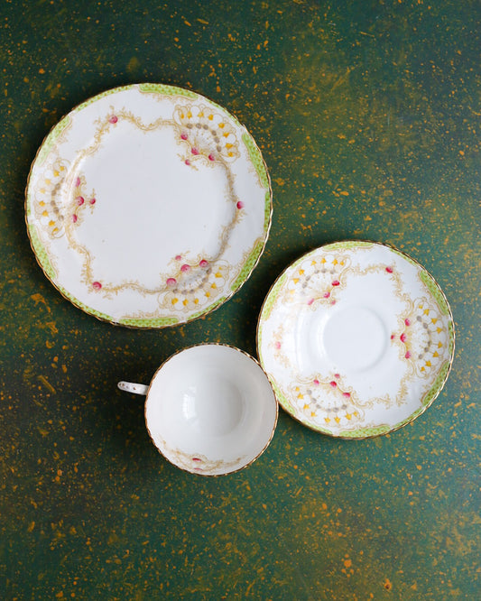 Trio da Tè Vittoriano in Porcellana Inglese — Decoro Rocaille Verde, Oro e Rose