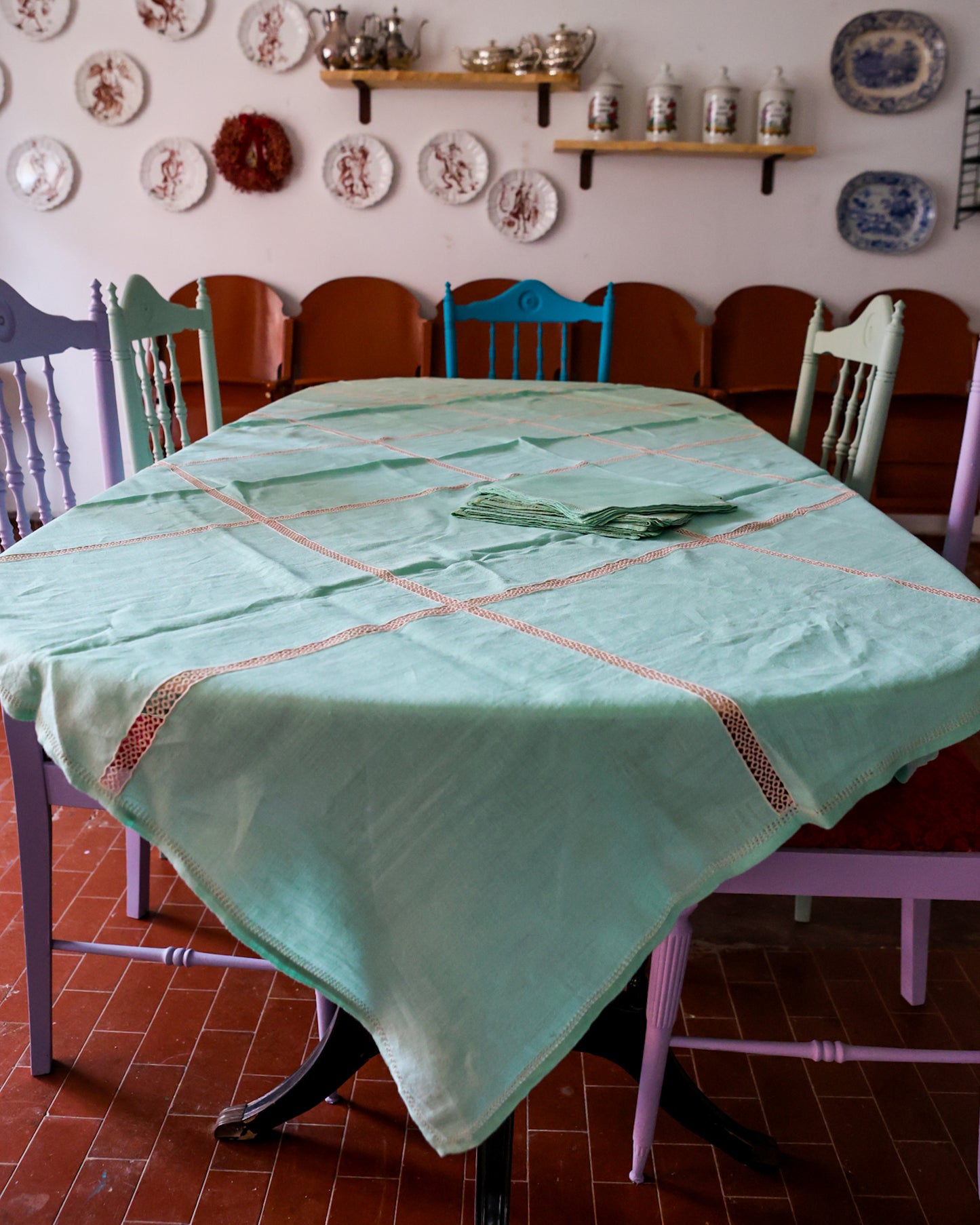 Tovaglia in lino verde tiffany con 8 tovaglioli e pizzo