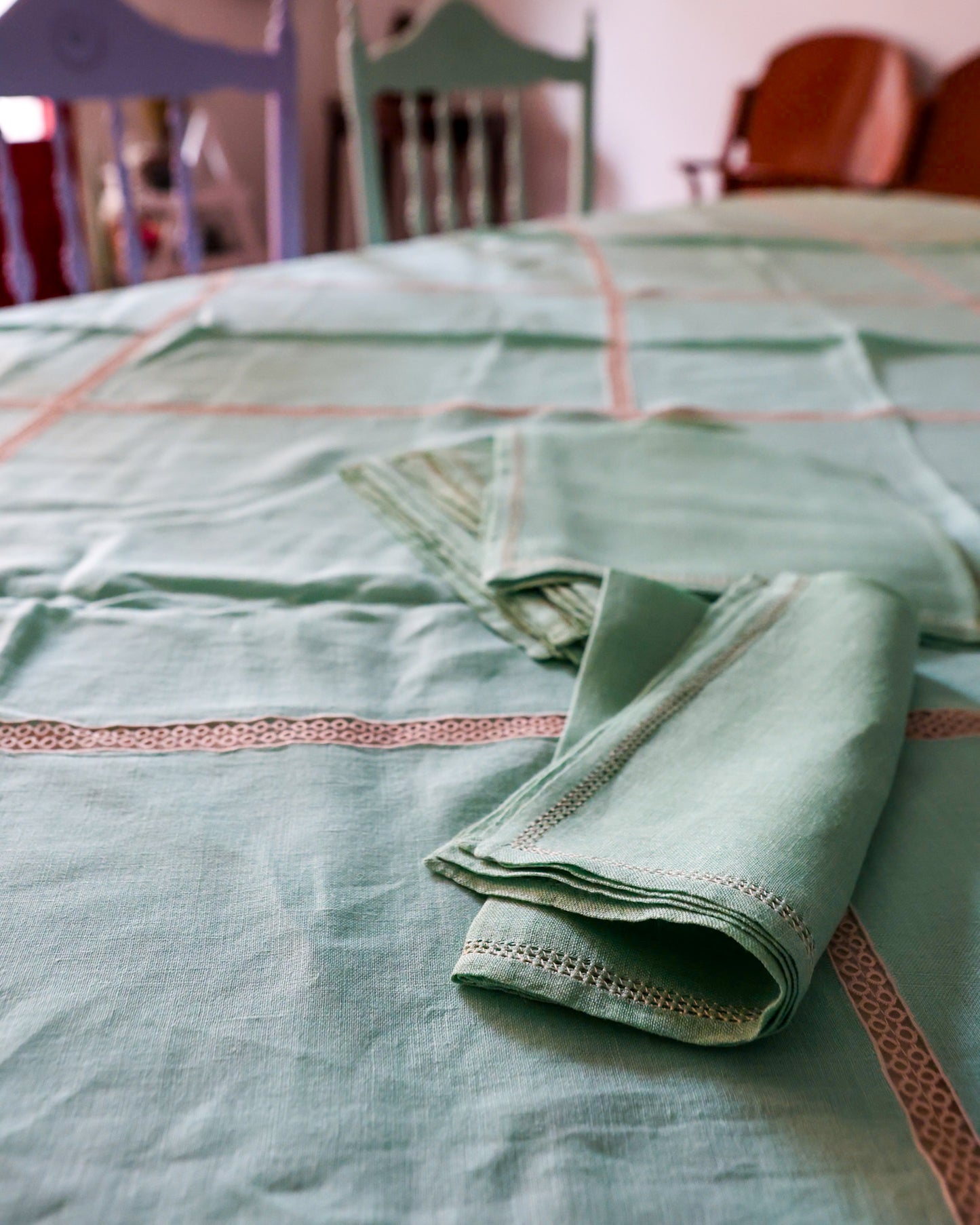 Tovaglia in lino verde tiffany con 8 tovaglioli e pizzo