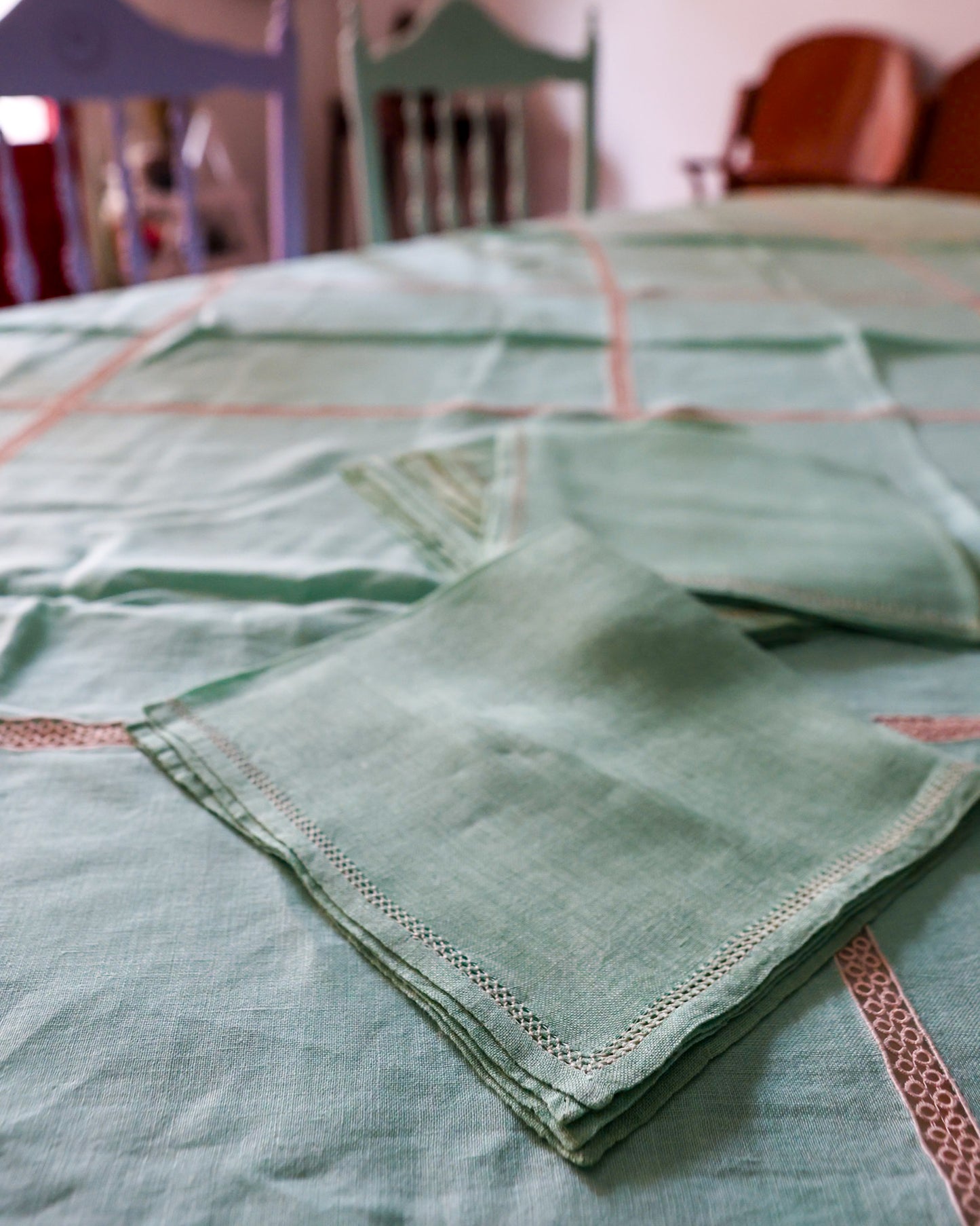 Tovaglia in lino verde tiffany con 8 tovaglioli e pizzo