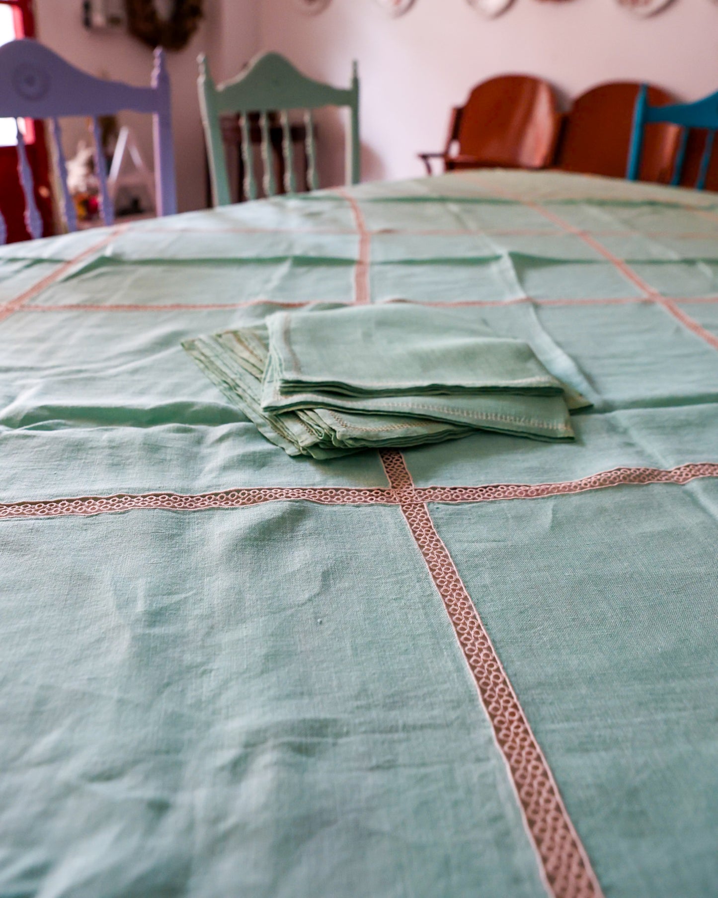 Tovaglia in lino verde tiffany con 8 tovaglioli e pizzo