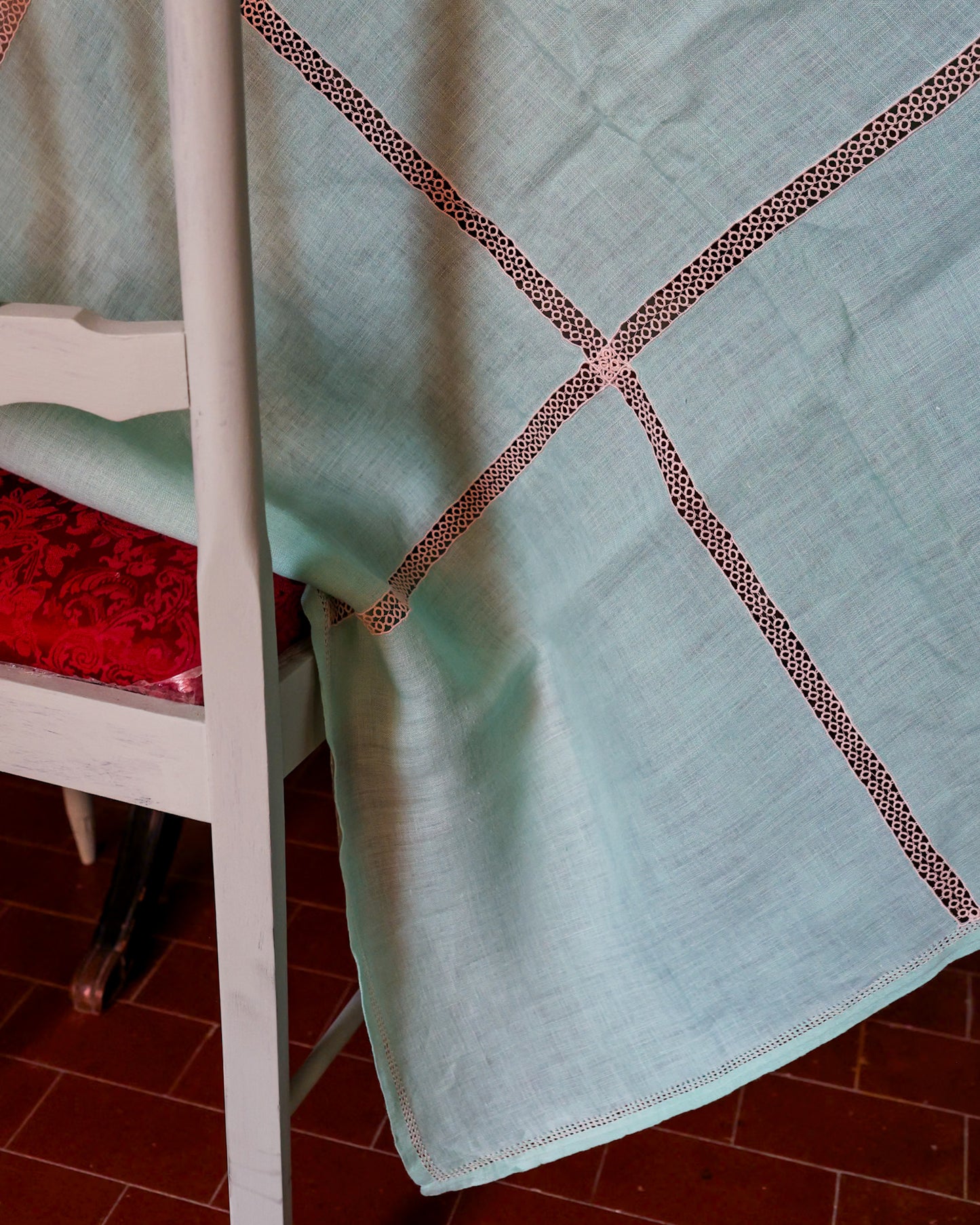 Tovaglia in lino verde tiffany con 8 tovaglioli e pizzo