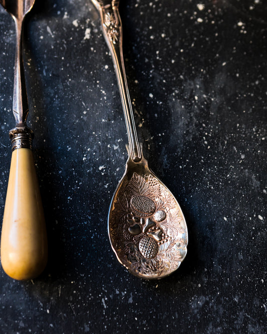 Posate per servire frutti rossi e formaggio morbido