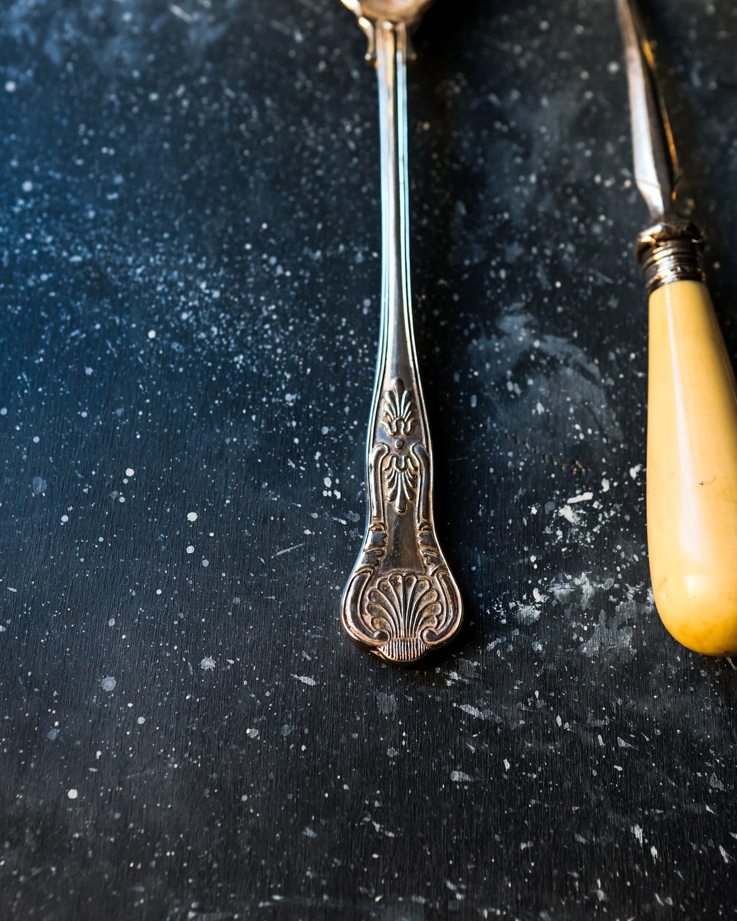 Posate per servire frutti rossi e formaggio morbido