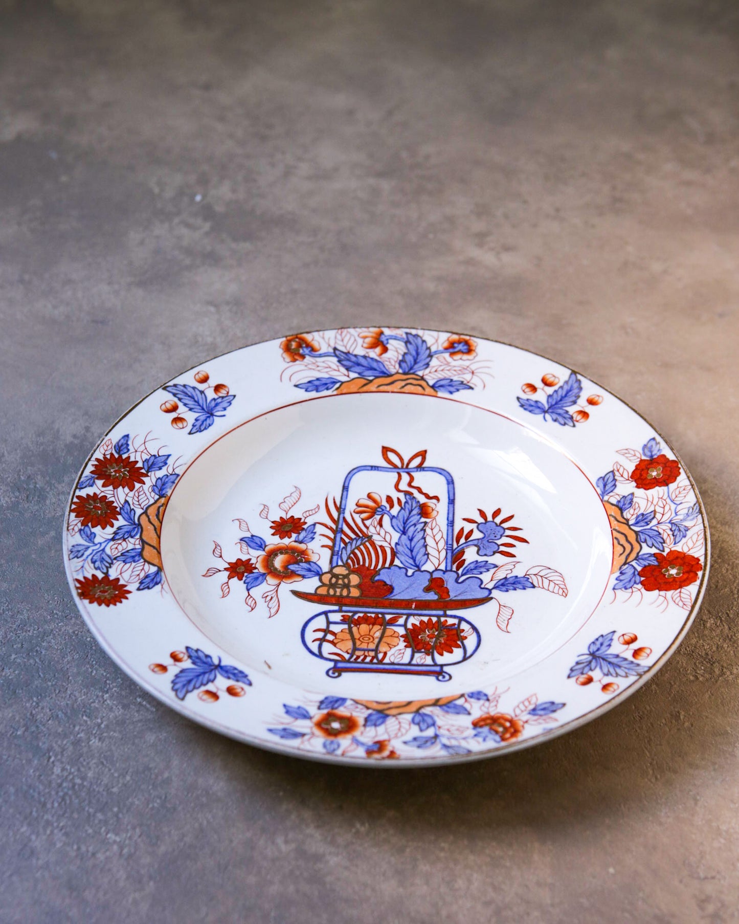 Piatto fondo con vaso fiori celesti e arancione