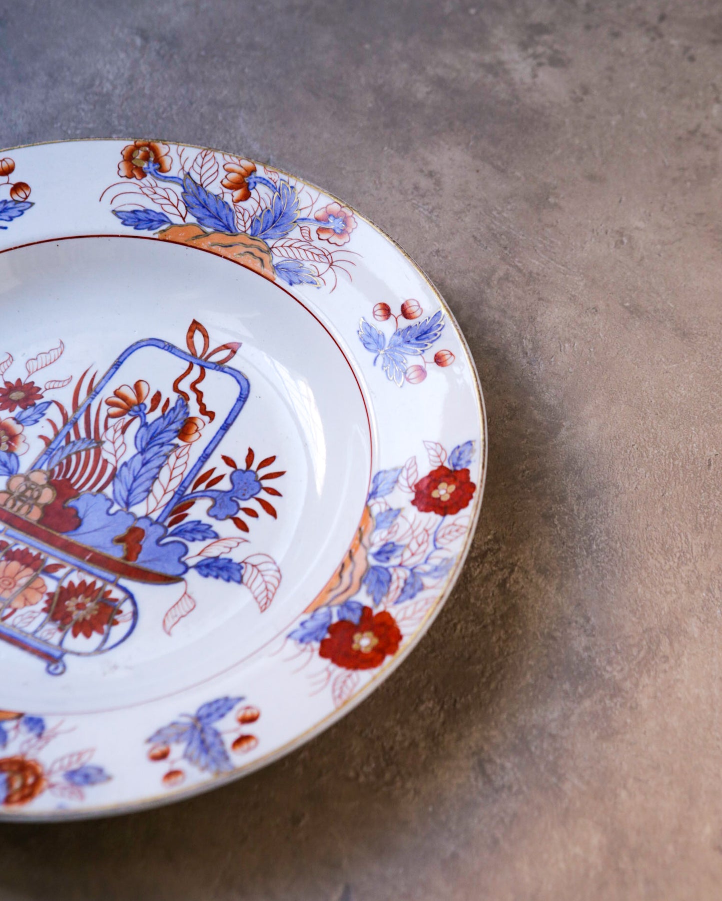Piatto fondo con vaso fiori celesti e arancione