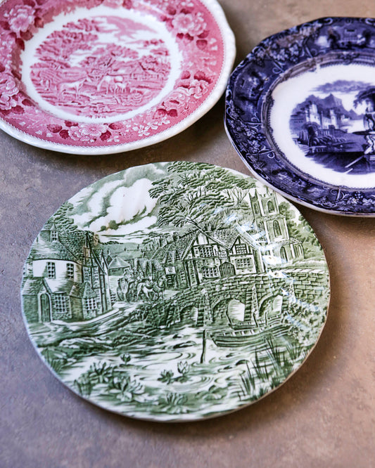 Tris di piatti misti piani colorati