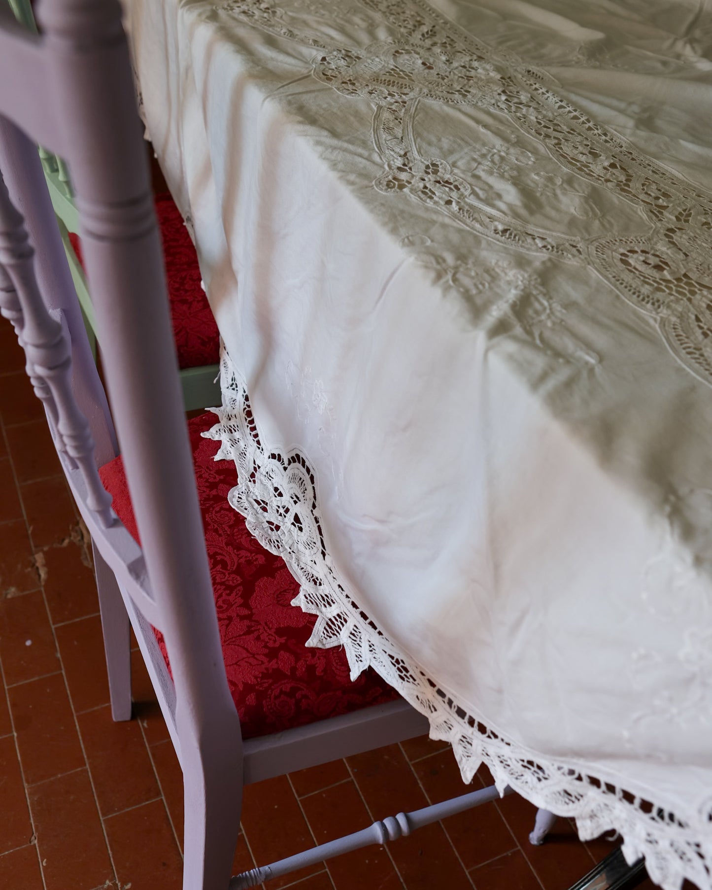 Tovaglia ovale in lino con pizzo rinascimento