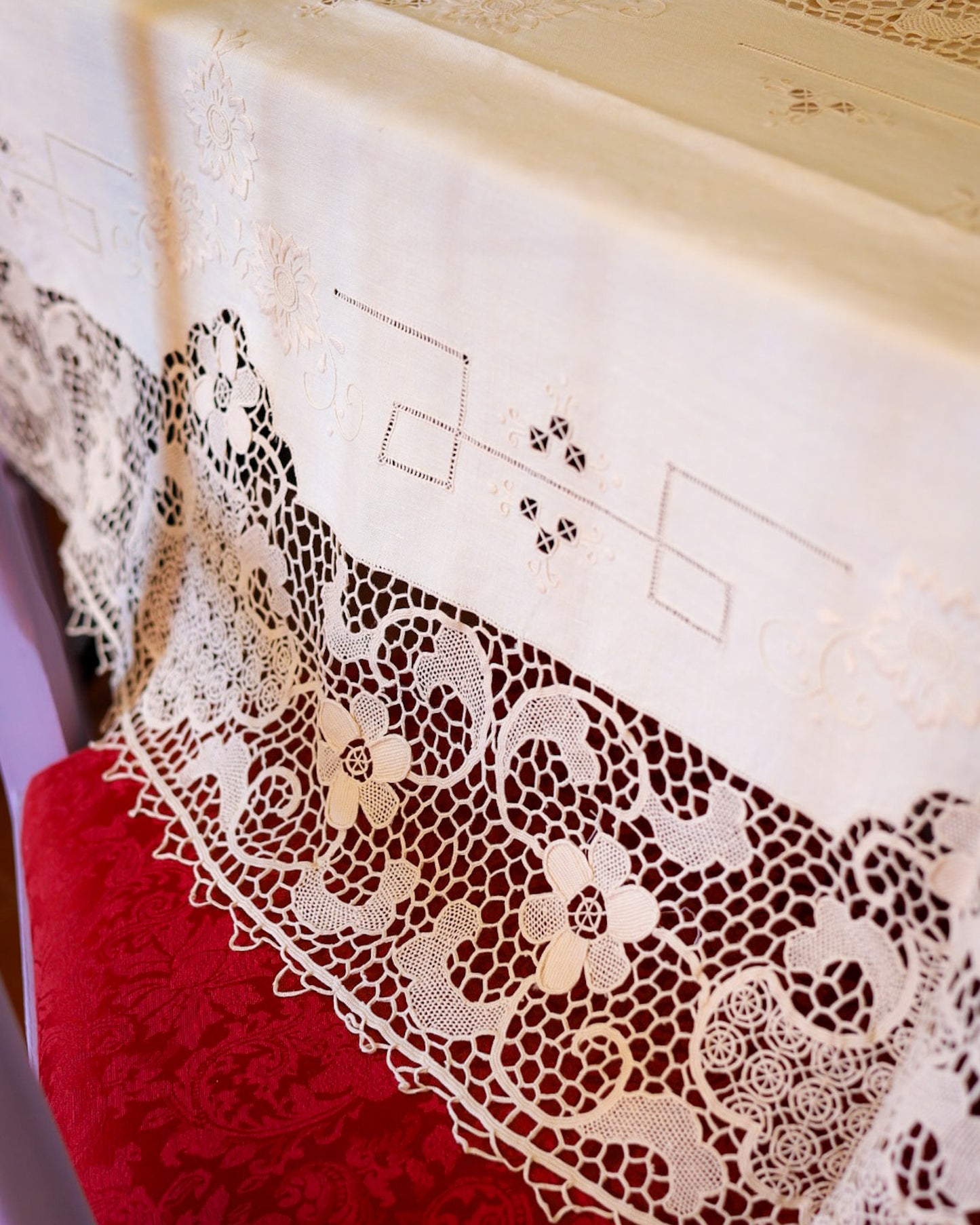 Tovaglia in pizzo di burano stile liberty avorio con 12 tovaglioli