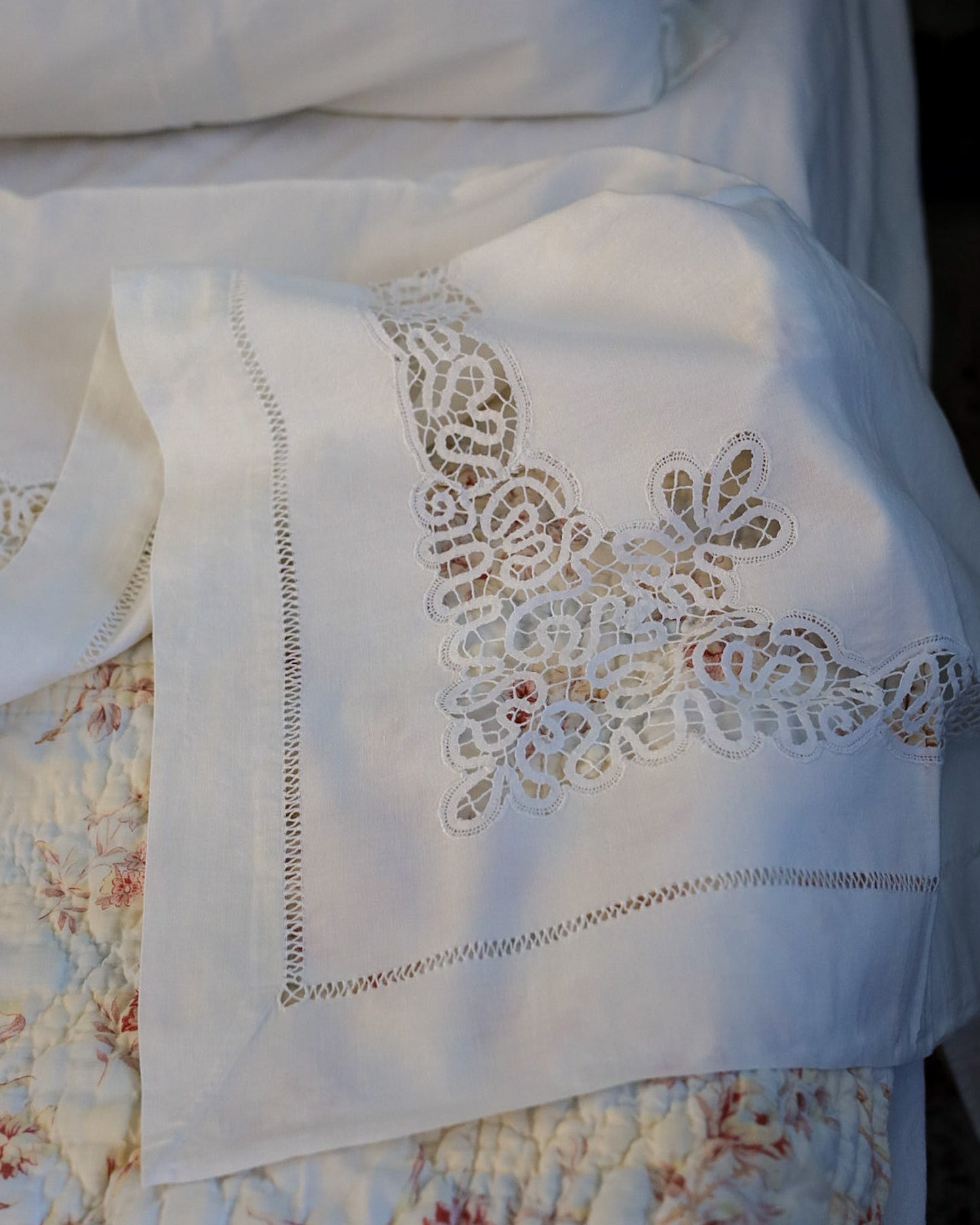 Lenzuolo matrimoniale in lino con pizzo a tombolo