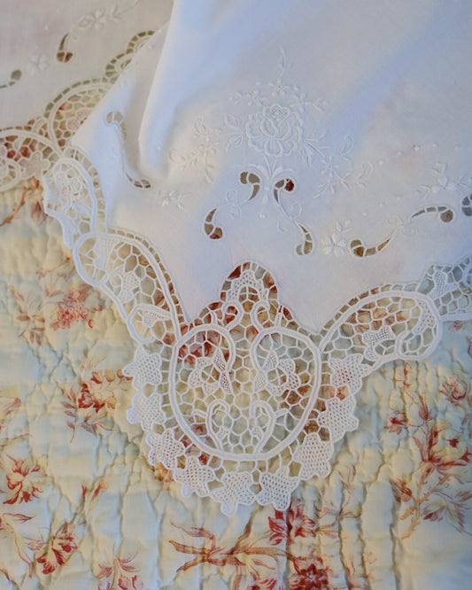 Lenzuolo matrimoniale in lino con pizzo burano sul bordo