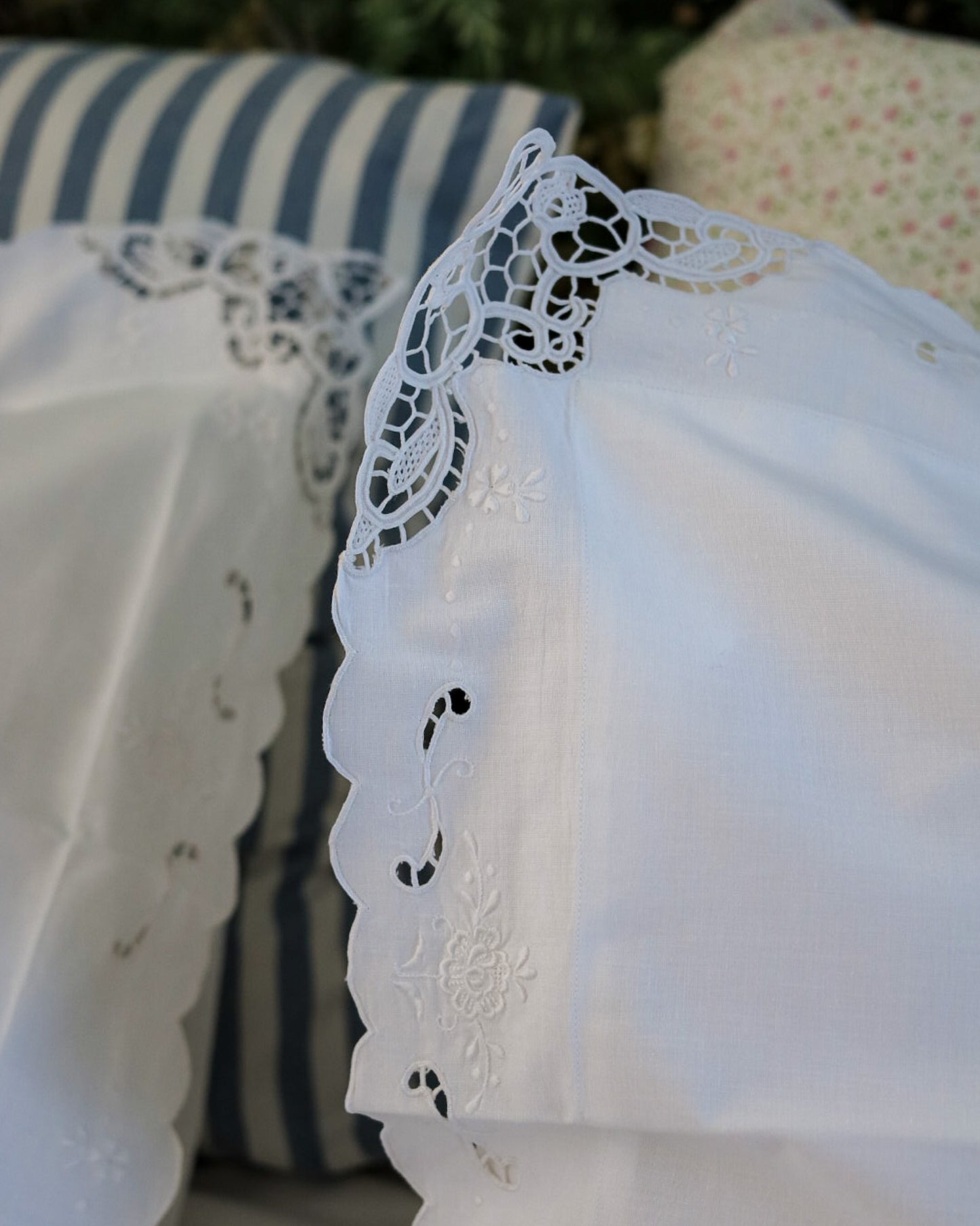 Lenzuolo matrimoniale in lino con pizzo burano sul bordo