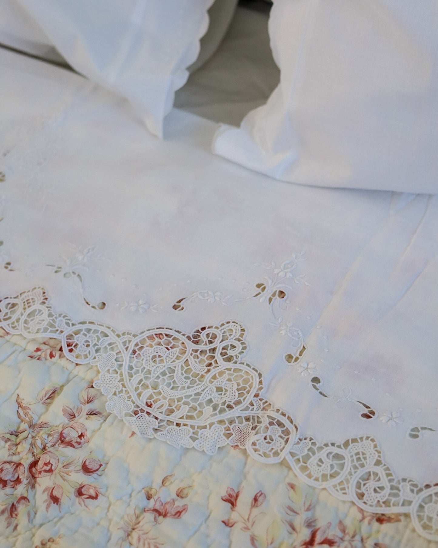 Lenzuolo matrimoniale in lino con pizzo burano sul bordo