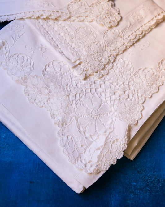 Lenzuola matrimoniali in lino e bordo uncinetto