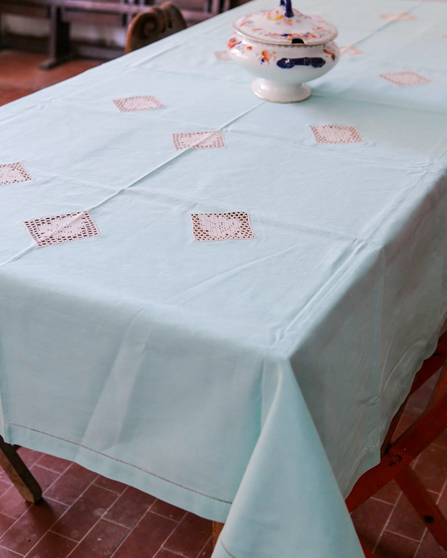 Tovaglia verde tiffany in lino con inserti ad uncinetto
