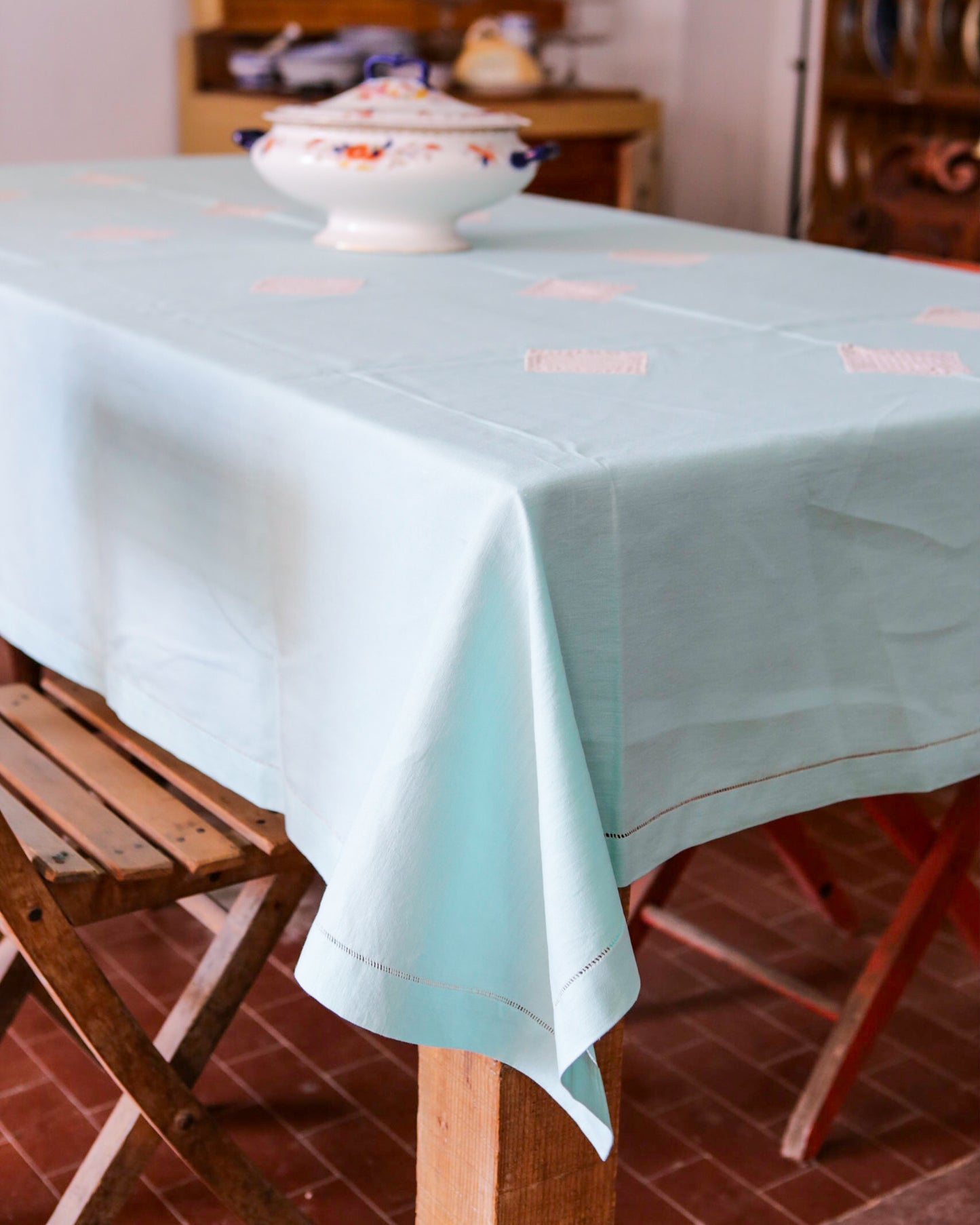 Tovaglia verde tiffany in lino con inserti ad uncinetto