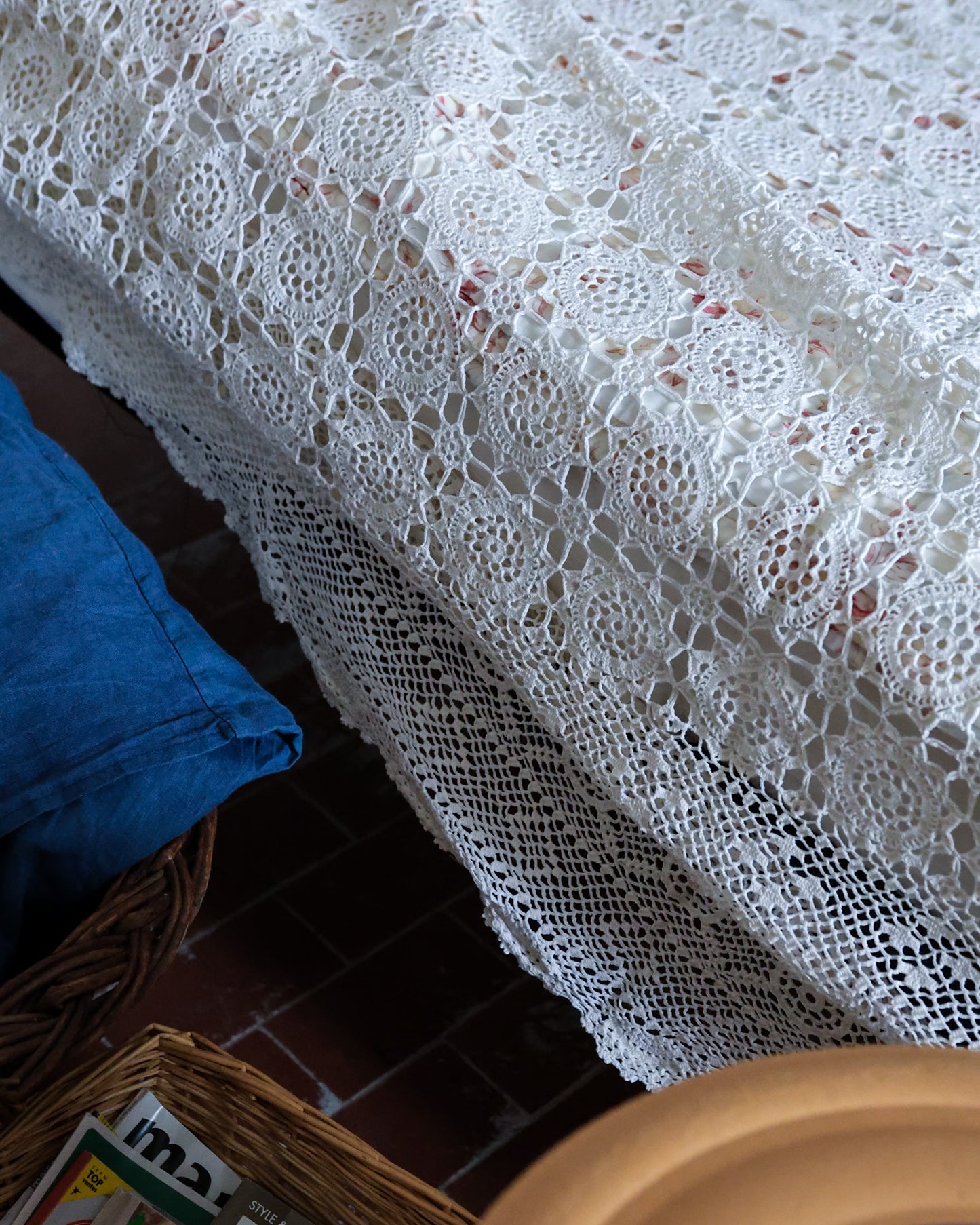 Copriletto ad uncinetto bianco fatto a mano