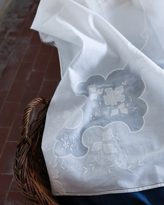 Copriletto matrimoniale in organza di lino bianco con fiori