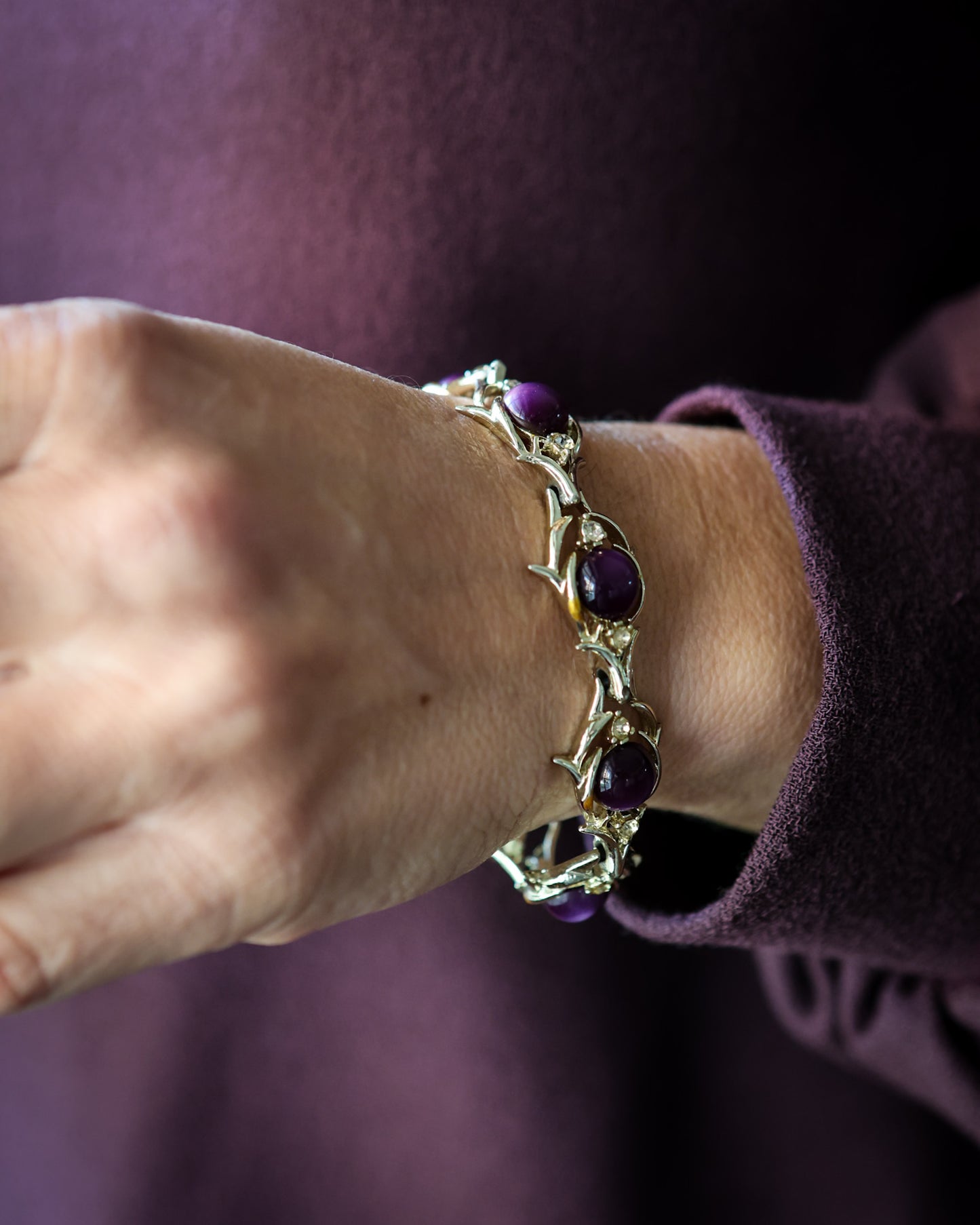 Bracciale vintage marchio coro con perle smaltate viola