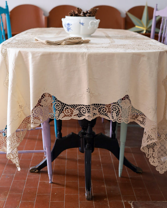 Tovaglia in lino avorio con 12 tovaglioli in pizzo burano rinascimento