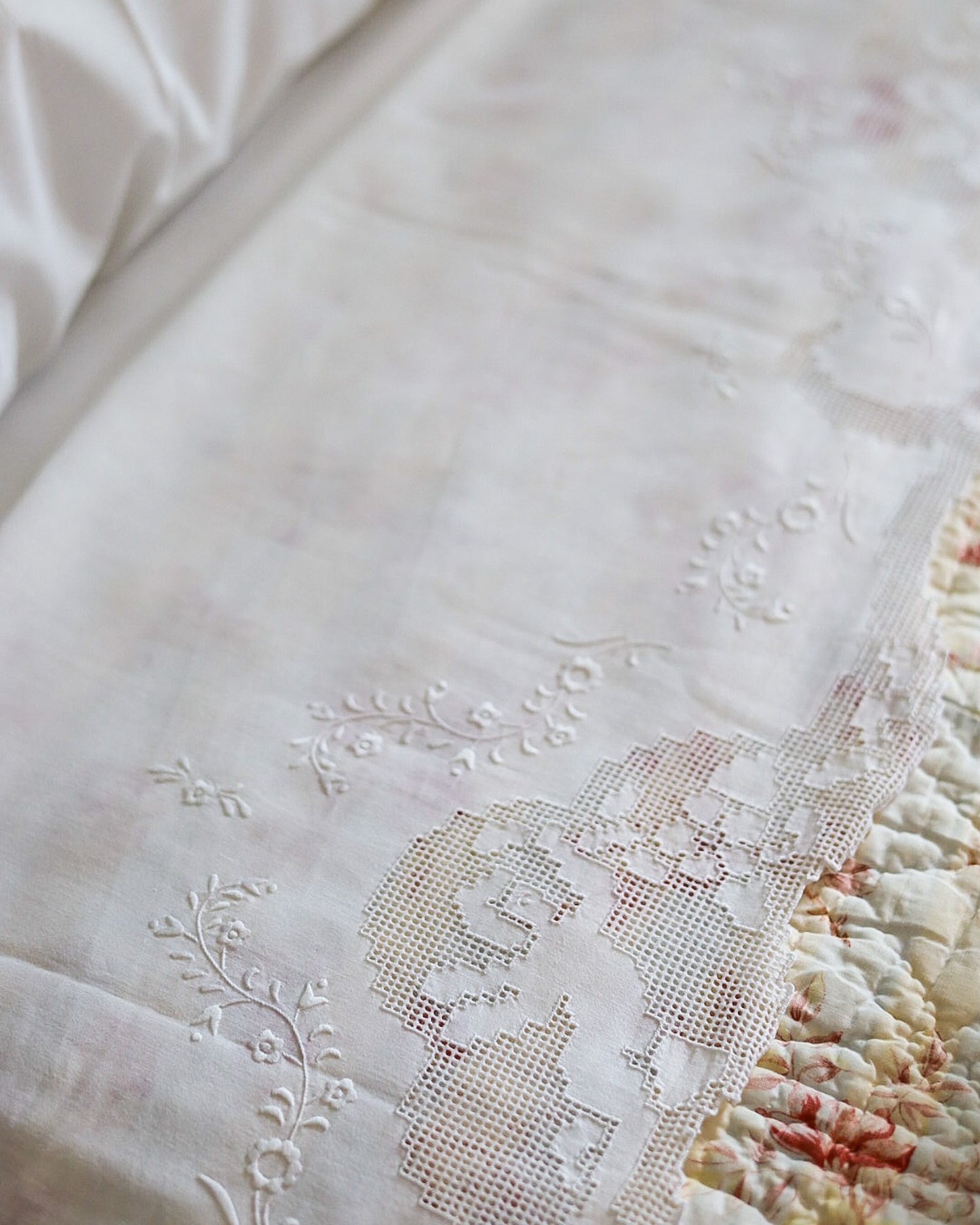 Lenzuolo matrimoniale in misto lino cotone con coppia di angeli sfilato siciliano