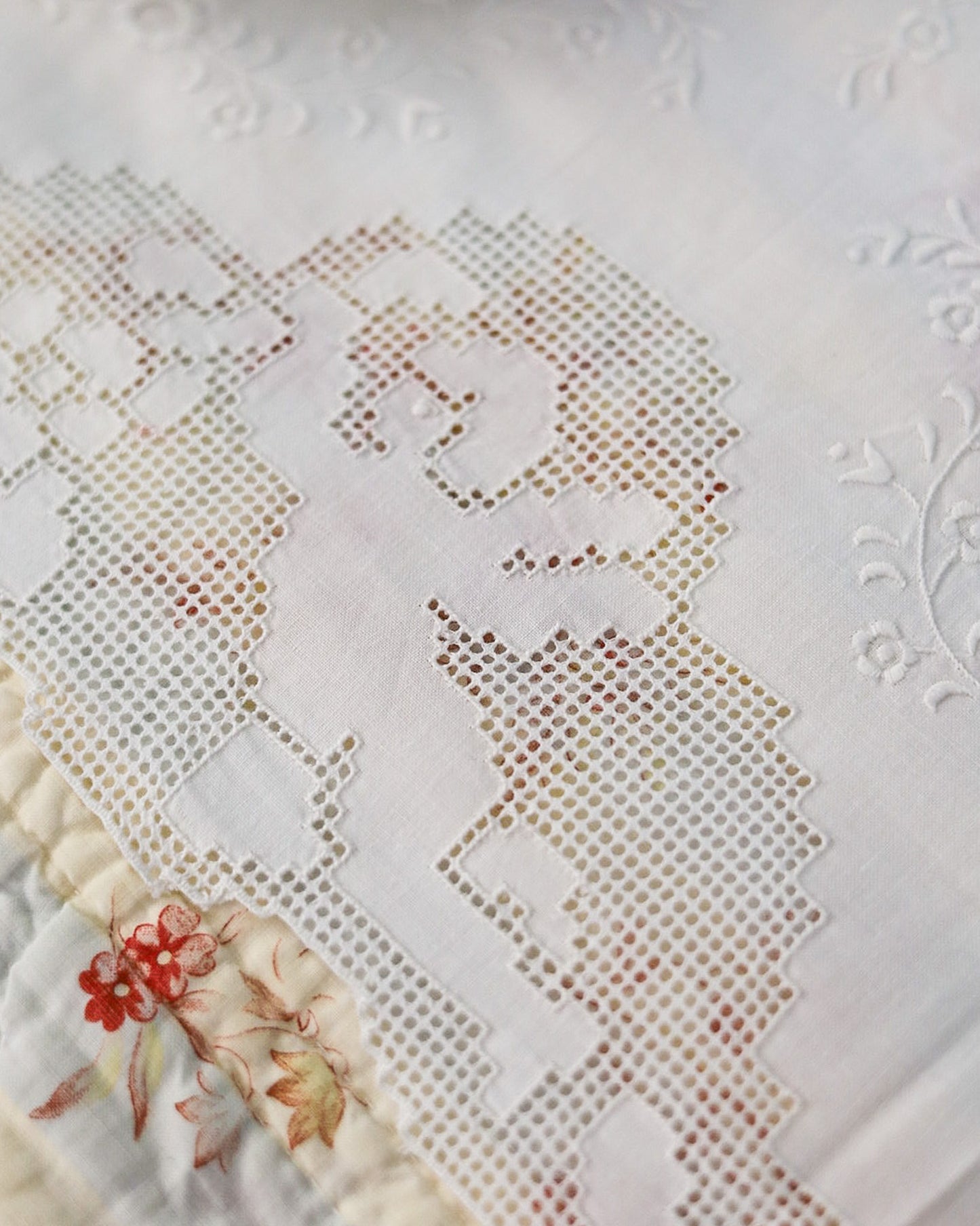 Lenzuolo matrimoniale in misto lino cotone con coppia di angeli sfilato siciliano