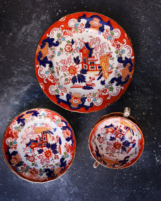 coppia tris tazze chinoiserie con bordo rosso e piatto torta