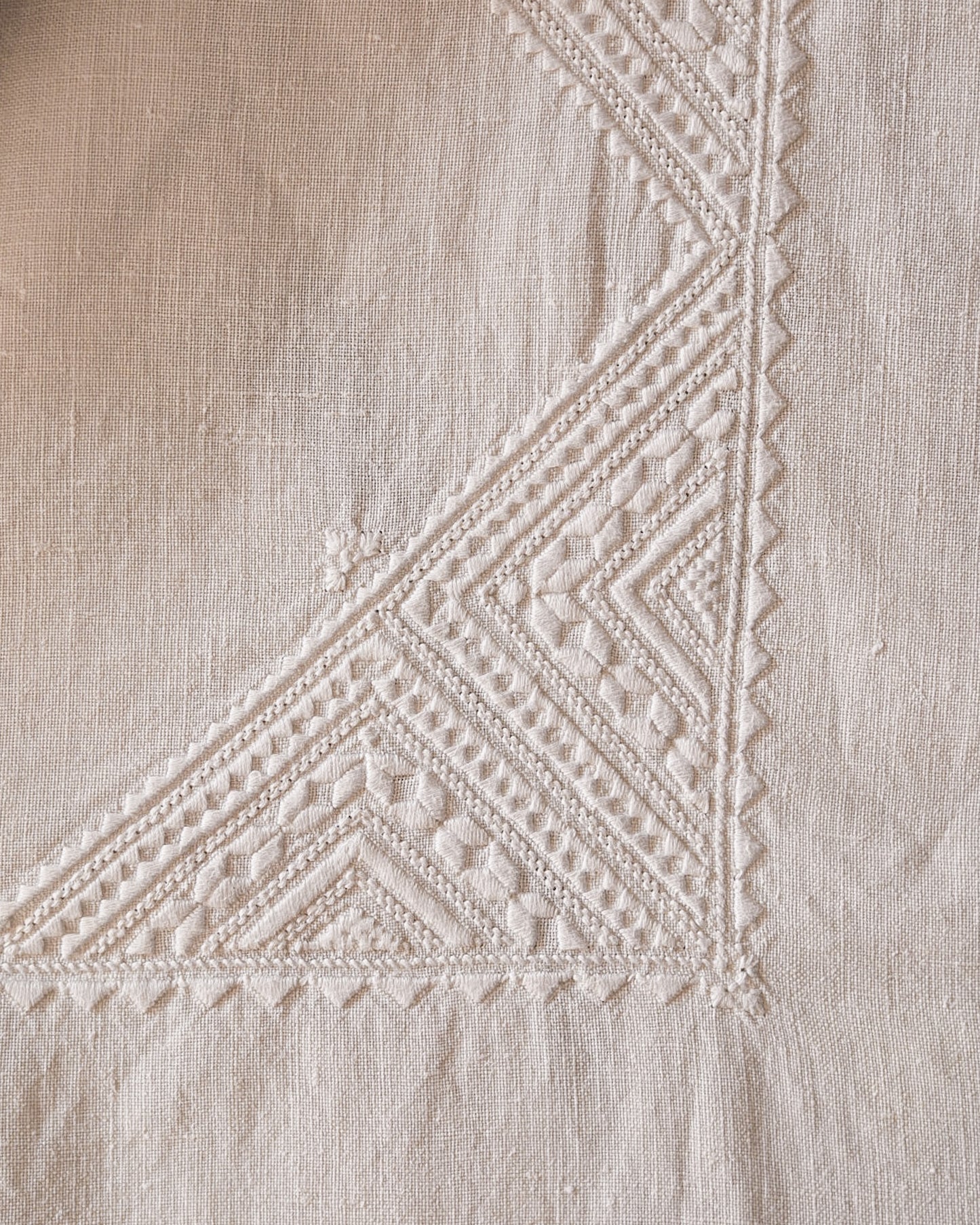 Tovaglia in lino bianco con 12 tovaglioli ricamo geometrico