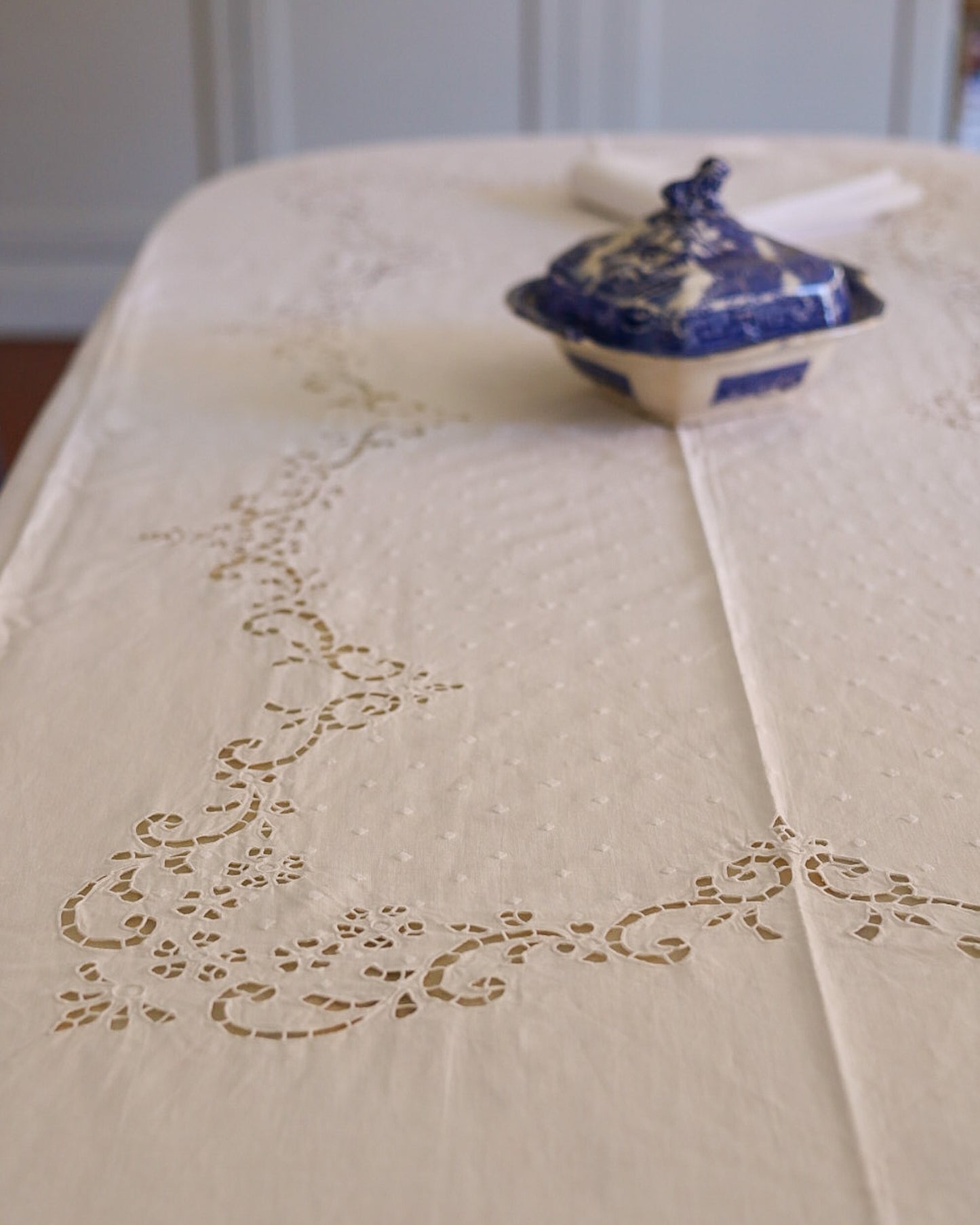 Tovaglia in lino ad intaglio margherite da 12