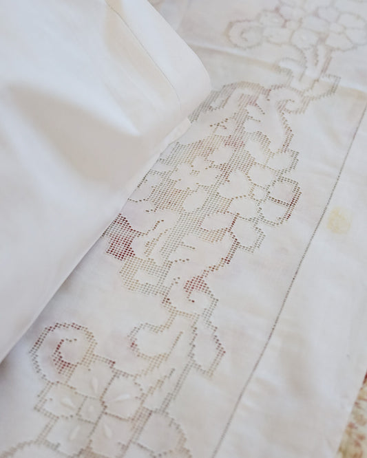 Lenzuolo matrimoniale con angeli in sfilato siciliano