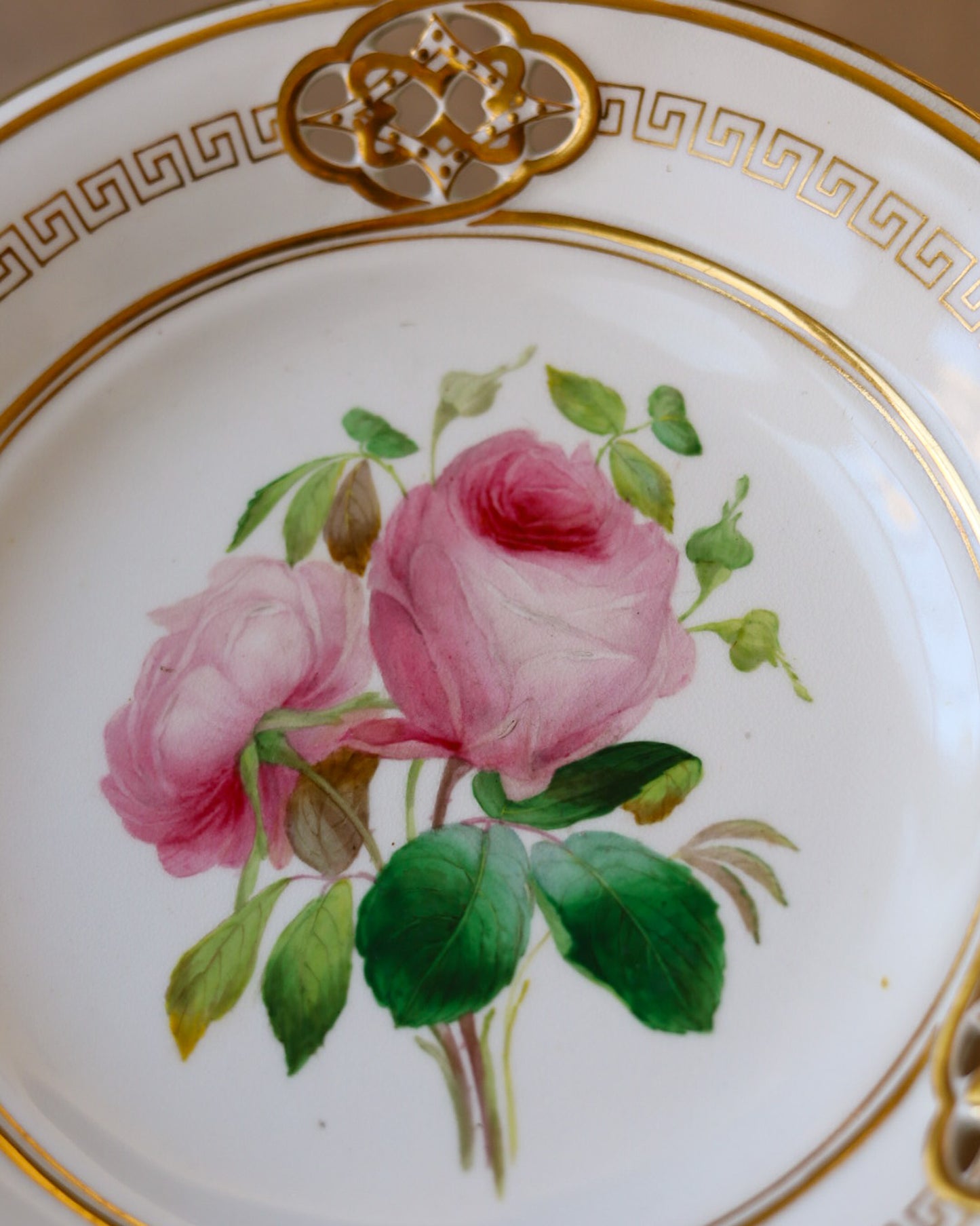 Alzatina in Porcellana Dipinta a Mano — Decoro a Rose e Traforo Dorato — Pieno Ottocento