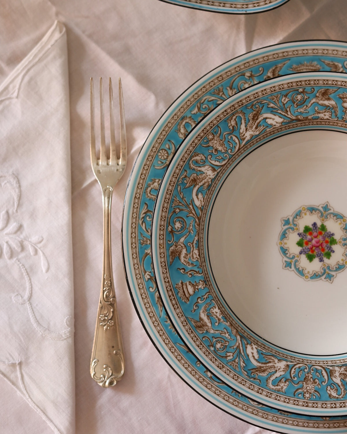 Servizio da Tavola Wedgwood "Florentine Turchese" — Bone China Inglese con Decoro a Smalti