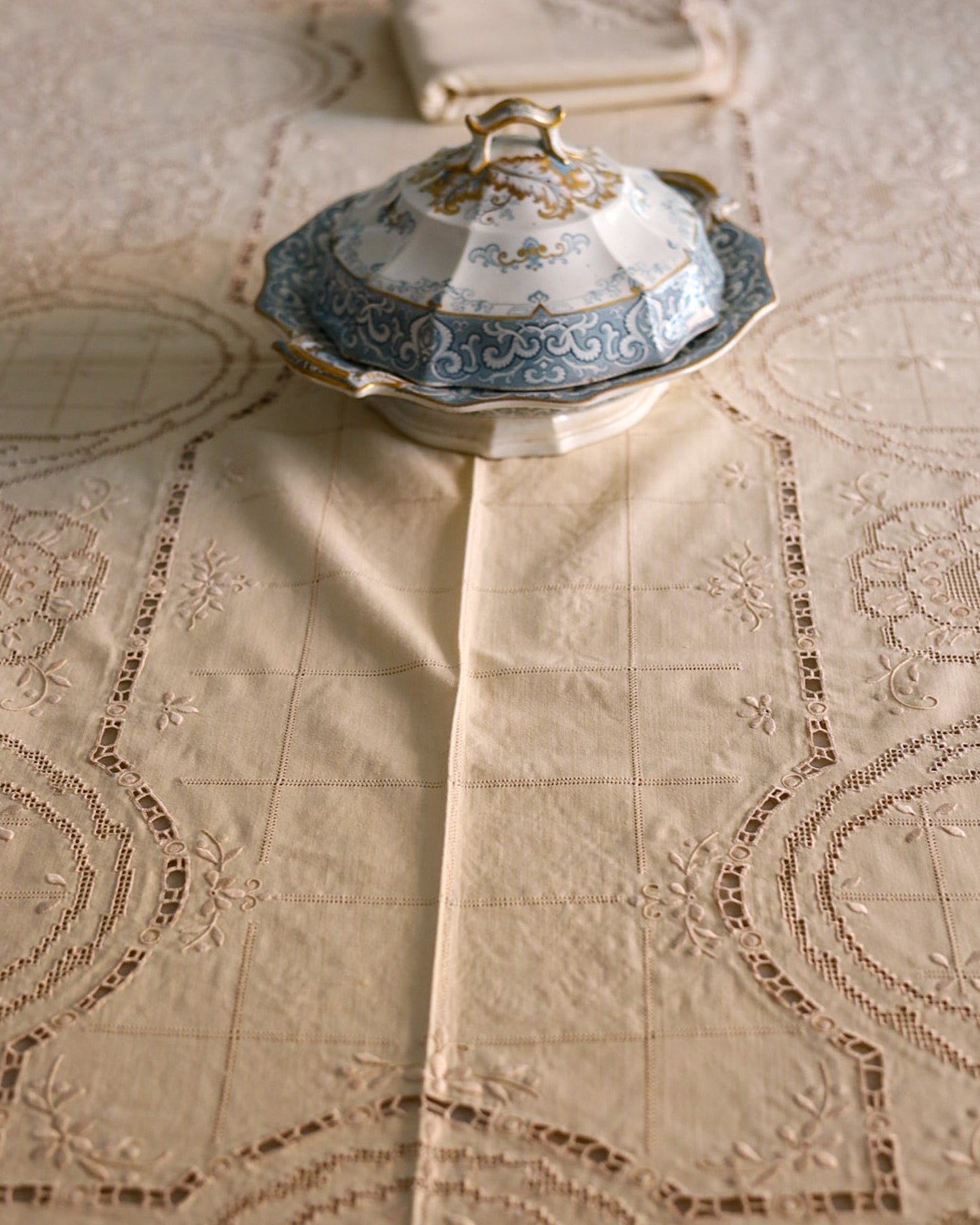 Tovaglia in lino avorio sfilato siciliano con 12 tovaglioli