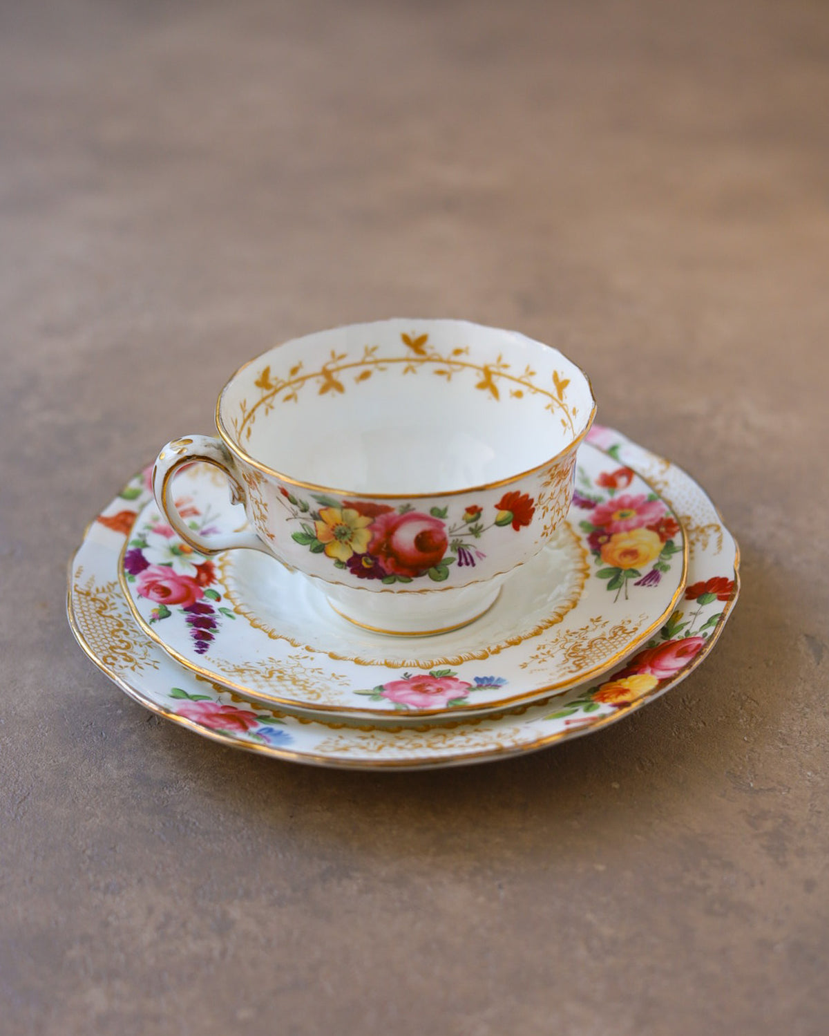 Trio da Tè Radfords Fenton — Porcellana Inglese con Bouquet Floreale Dipinto e Filettature Dorate