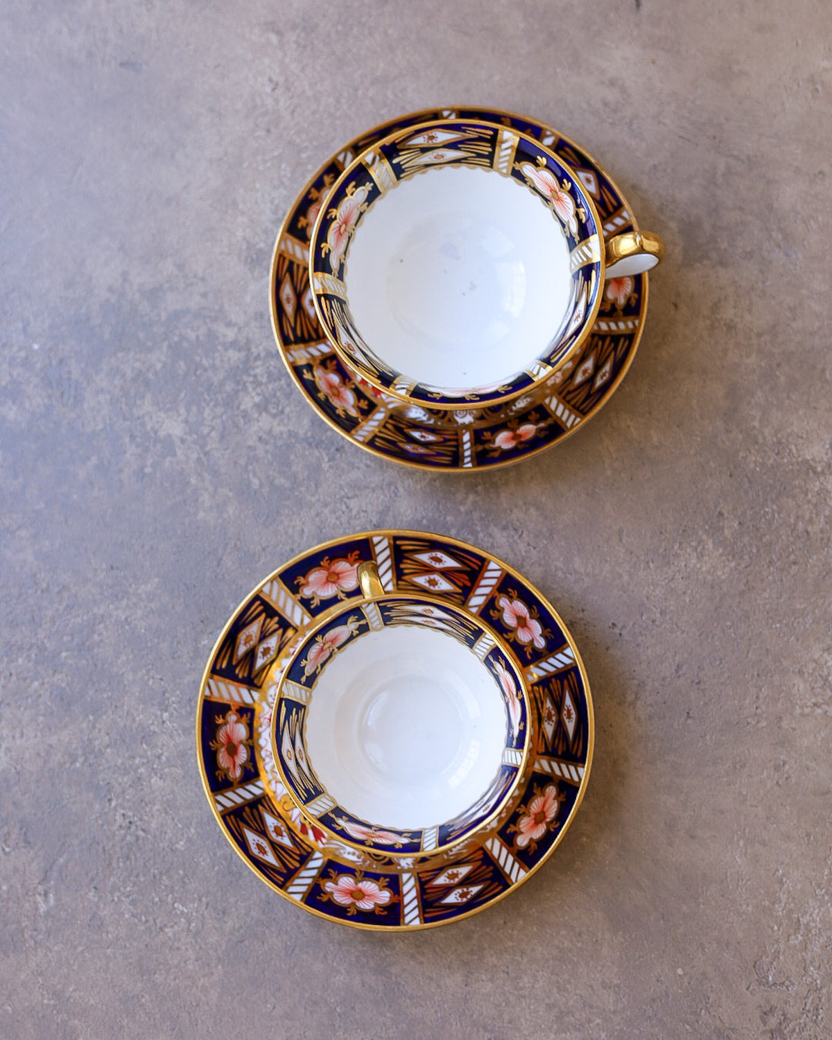 Coppia di Trio da Tè Royal Crown Derby — Decoro Imari "2451" — Porcellana Inglese