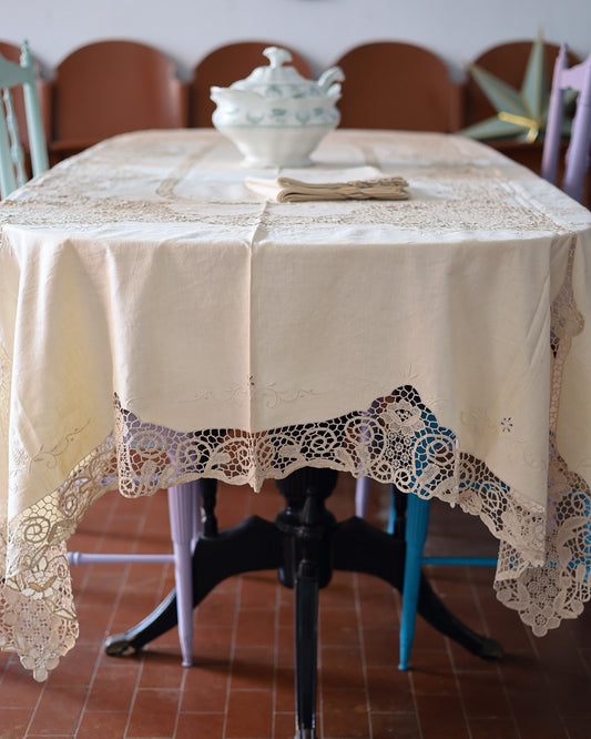 Tovaglia in lino avorio con pizzo burano e rinascimento