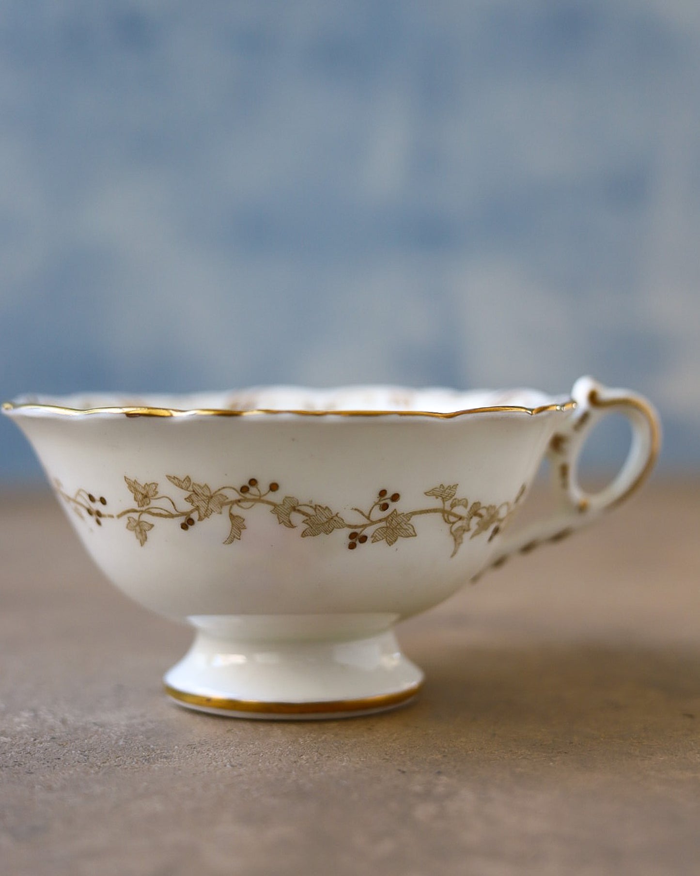 Tazza da Tè con Piattino Coalport — Bouquet Dipinto a Mano — Pieno XIX Secolo