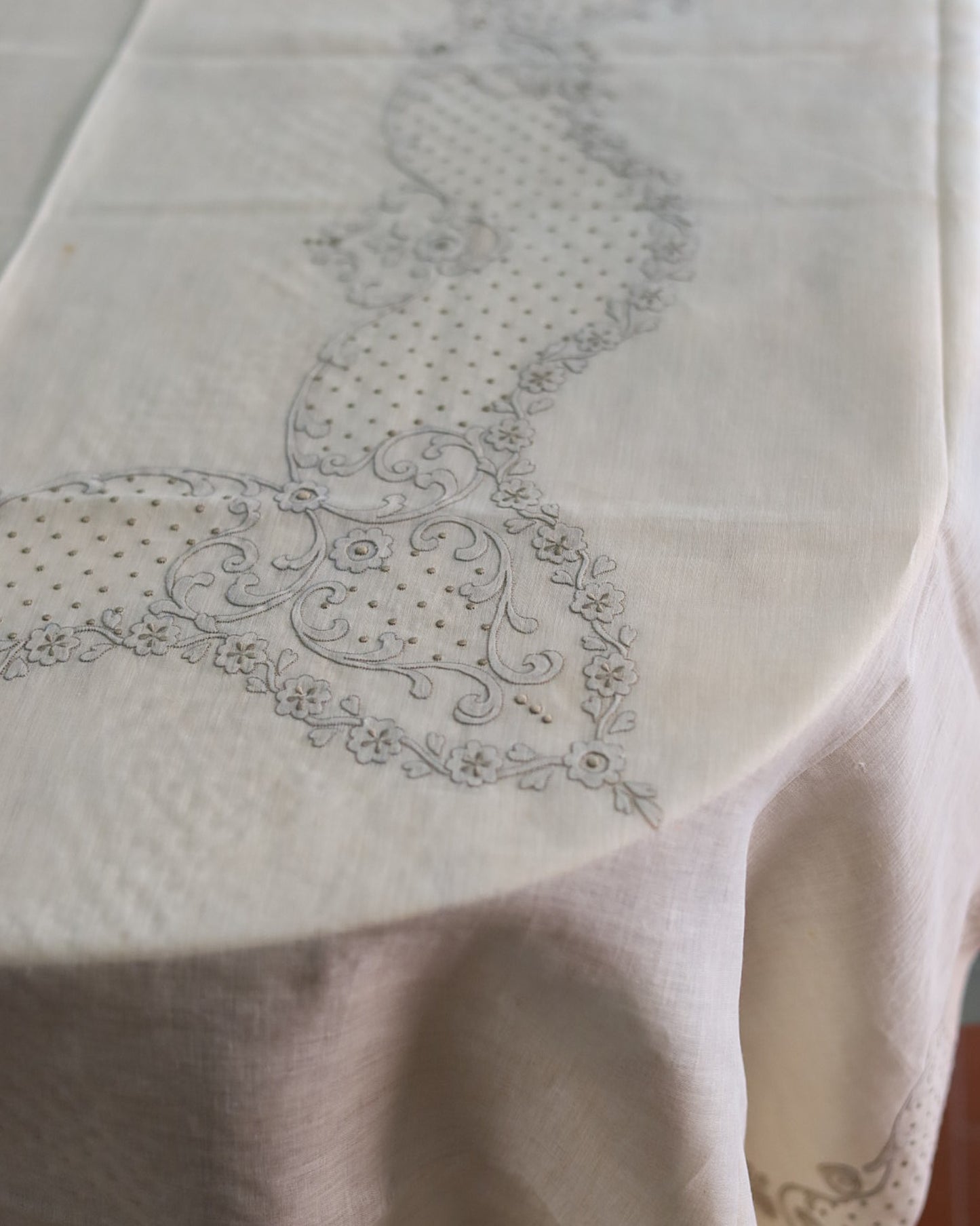 Tovaglia in bisso di lino con ricamo grigio a mano e 24 tovaglioli