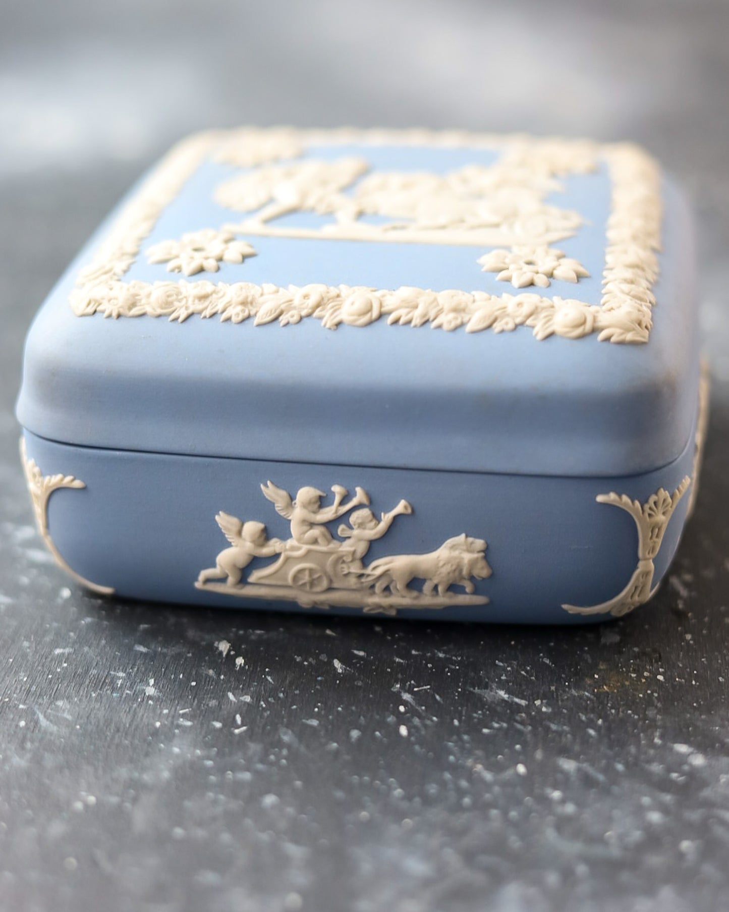 Scatolina Wedgwood Jasperware - Blu Classico con Scena Neoclassica - Inghilterra