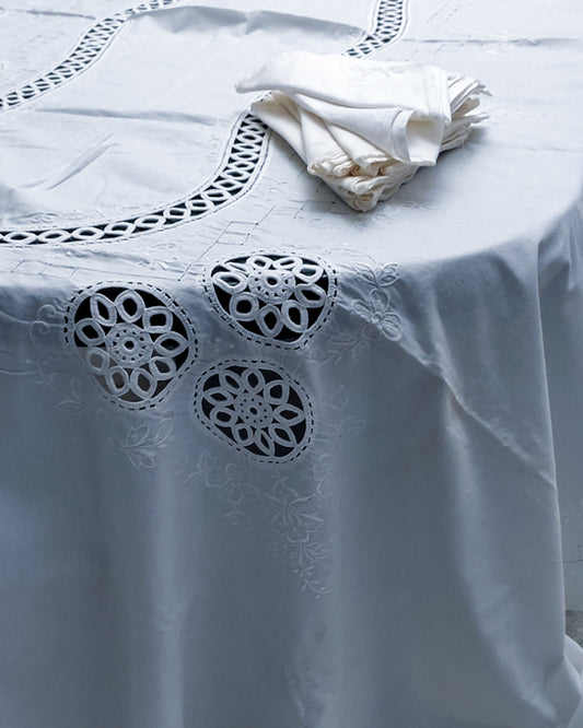 Tovaglia bianca in lino con ricamo uncinetto
