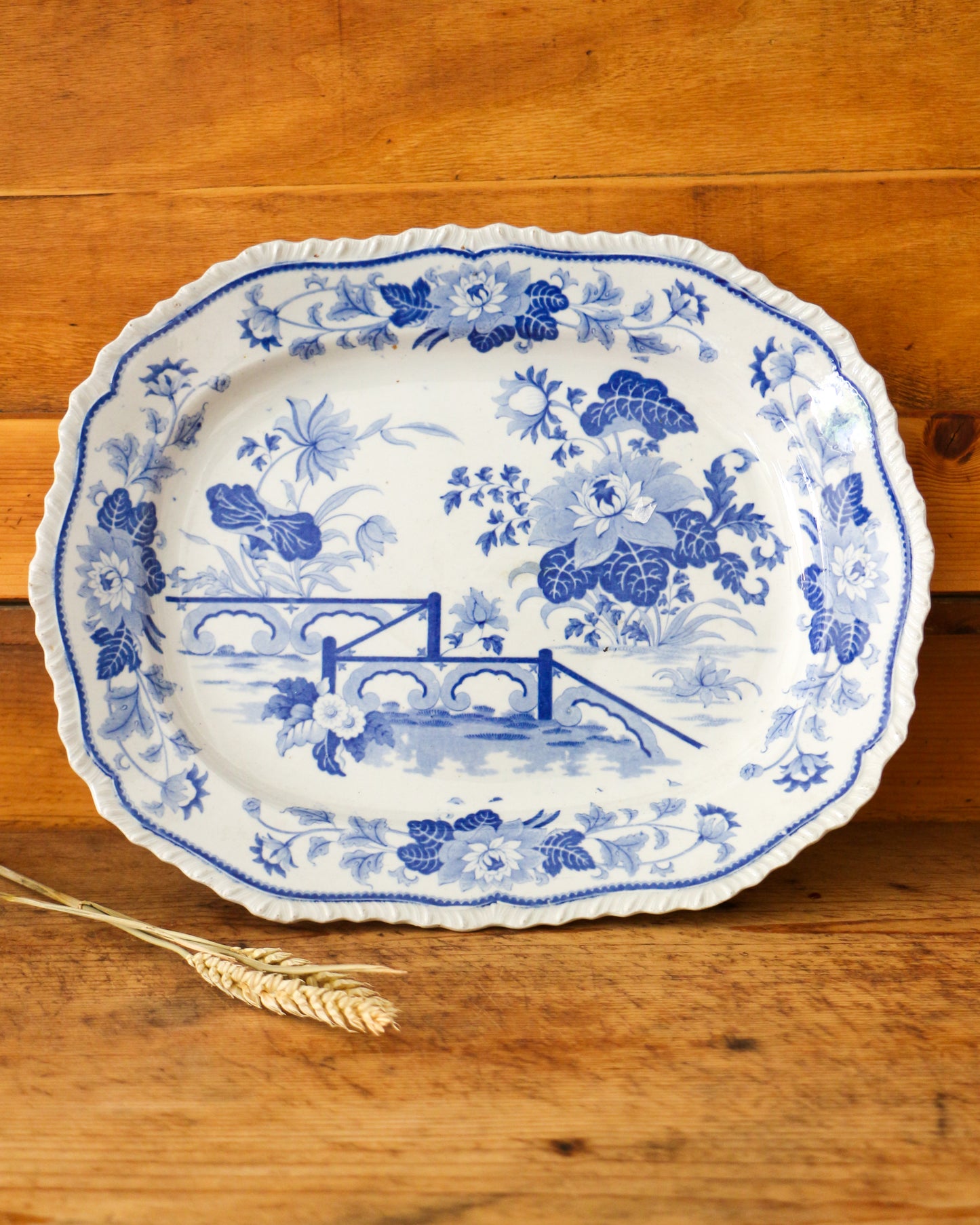 Vassoio rettangolare con fiori orientali celesti