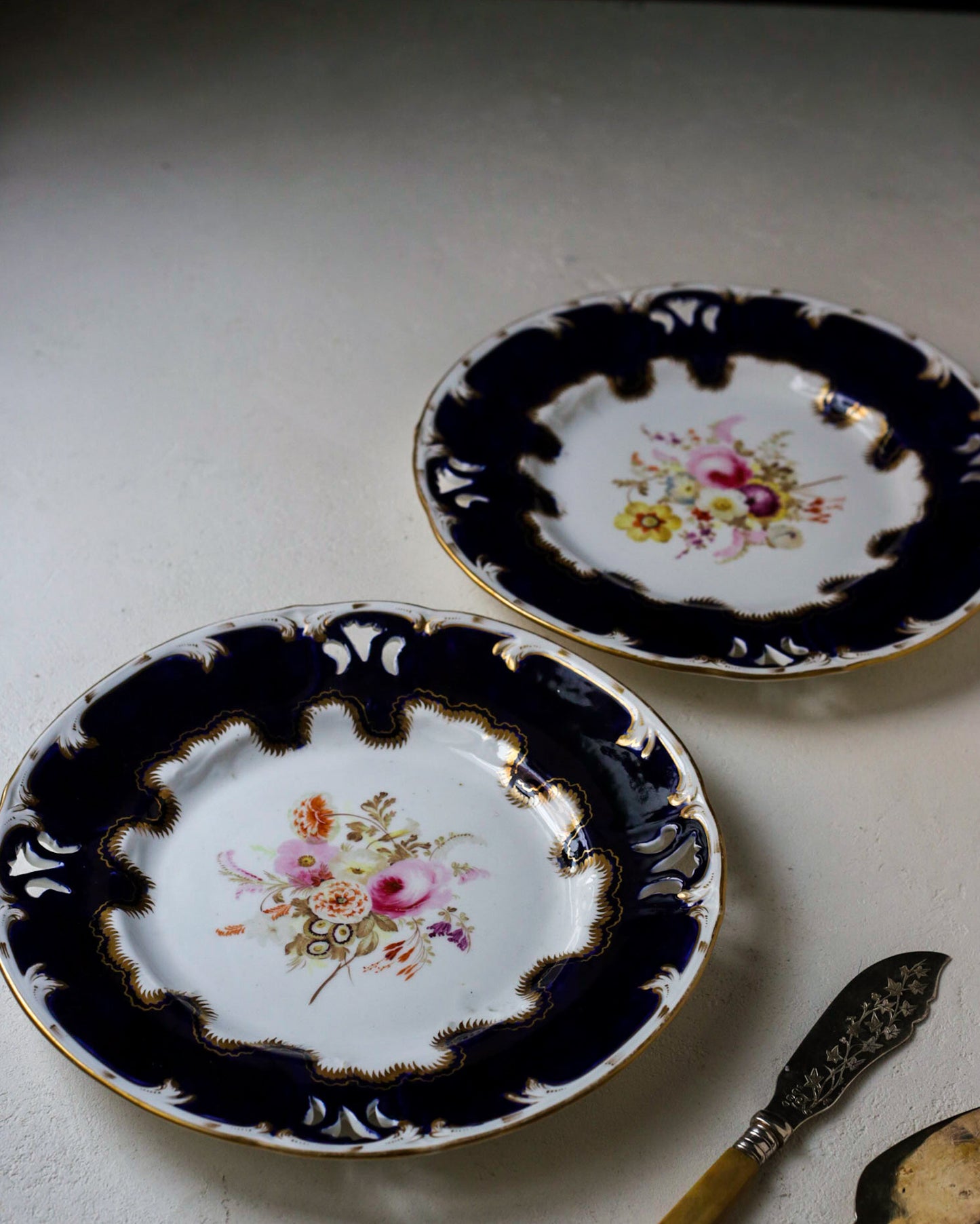 Coppia piatti da dolce con fiori dipinti a mano