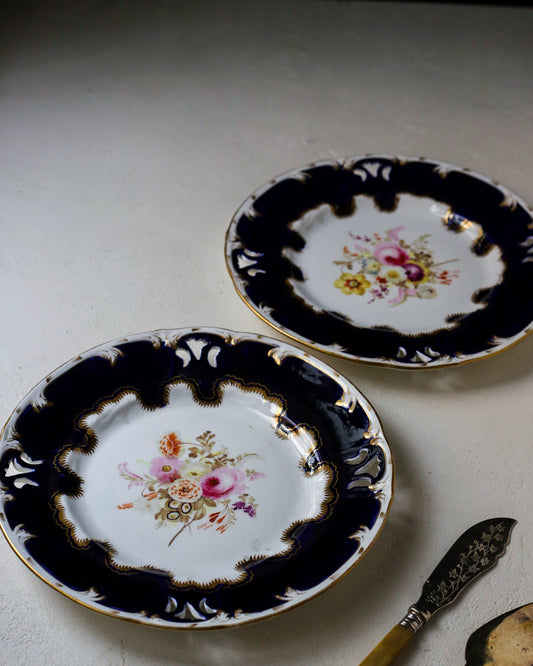 Coppia piatti da dolce con fiori dipinti a mano