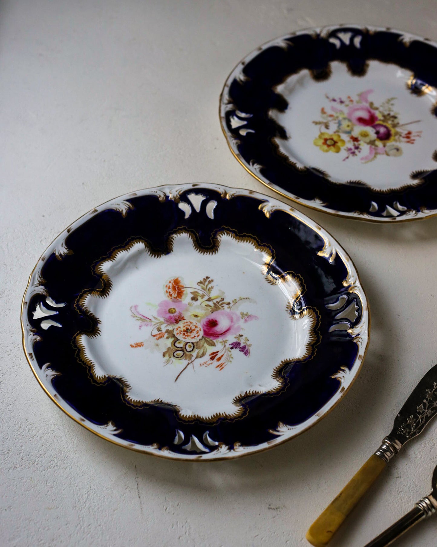 Coppia piatti da dolce con fiori dipinti a mano