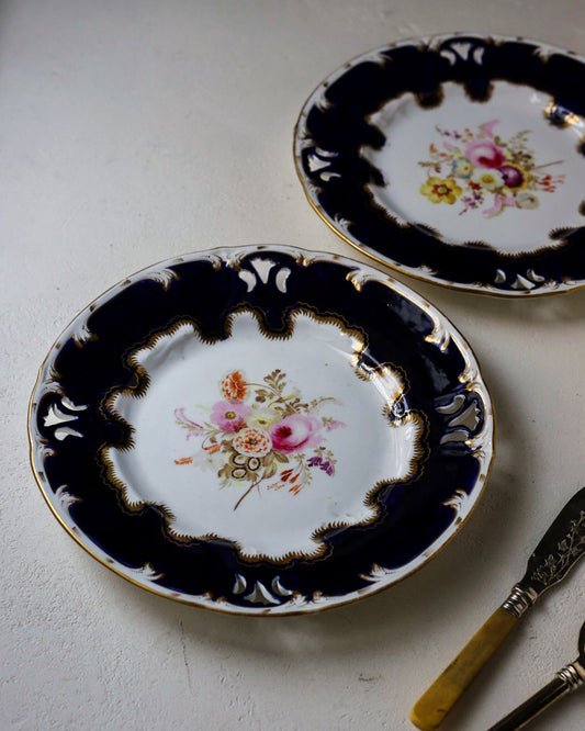 Coppia piatti da dolce con fiori dipinti a mano