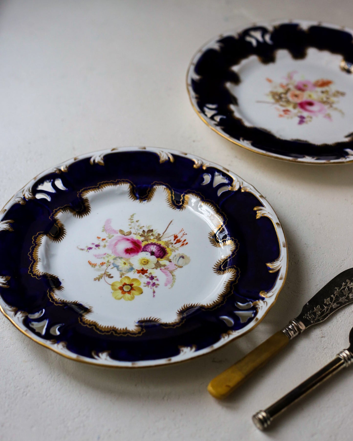 Coppia piatti da dolce con fiori dipinti a mano