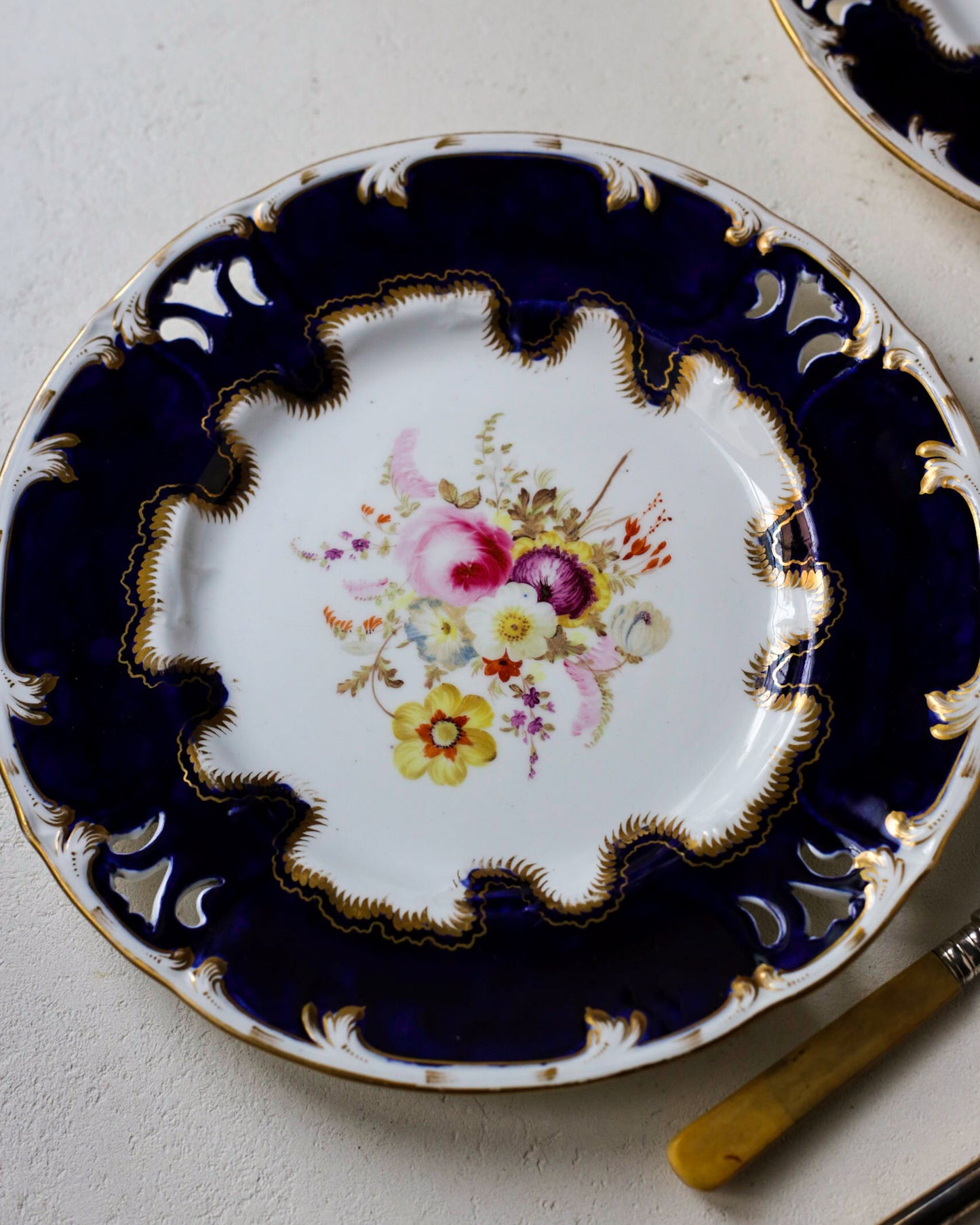 Coppia piatti da dolce con fiori dipinti a mano