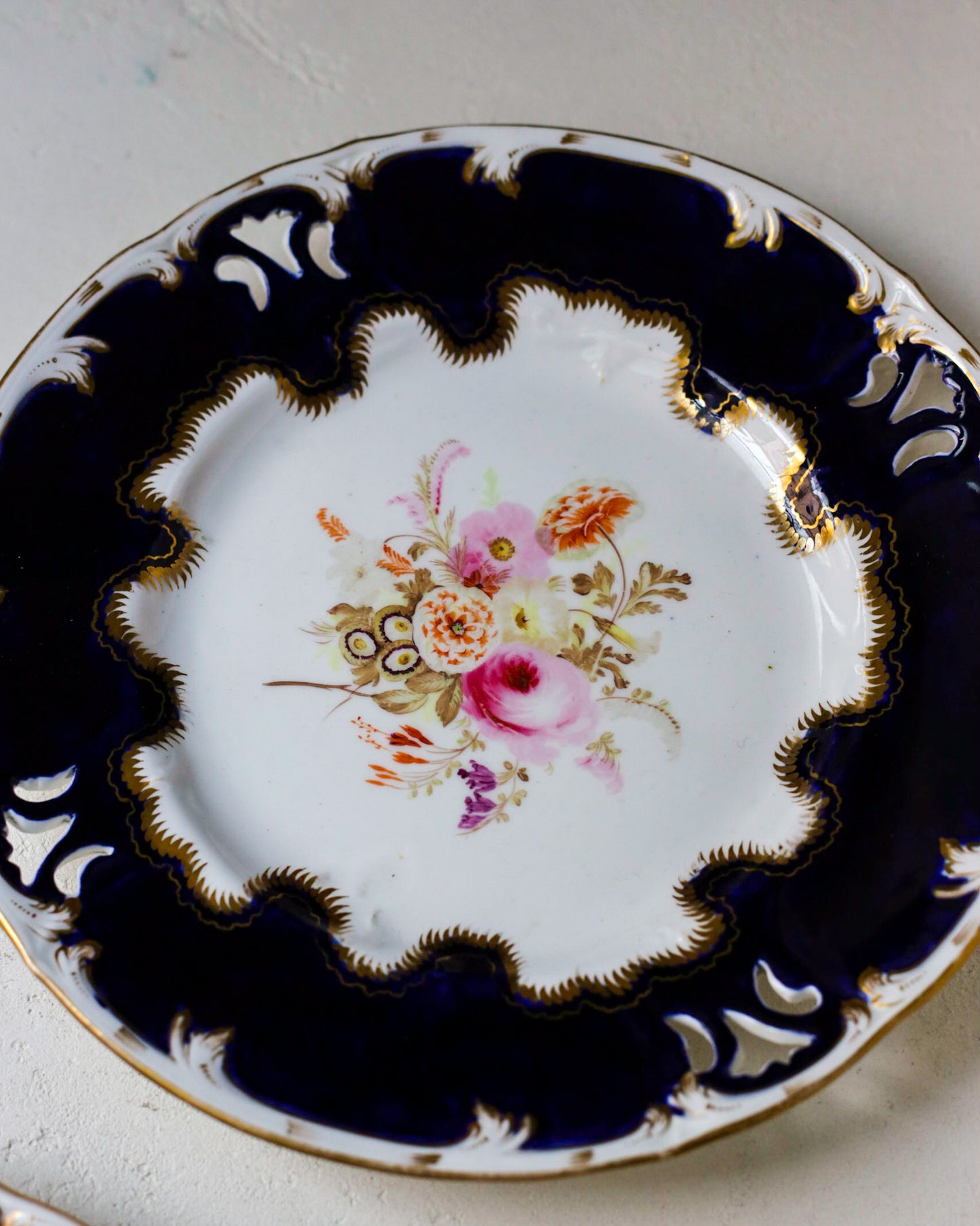 Coppia piatti da dolce con fiori dipinti a mano