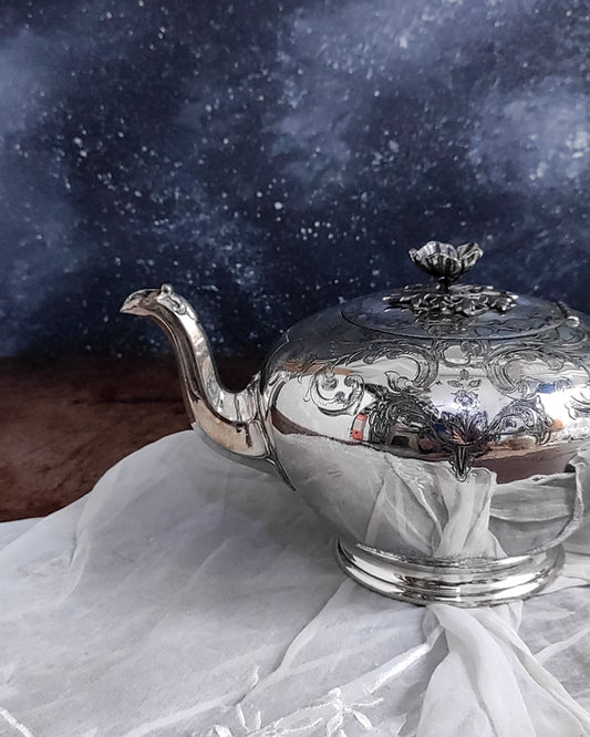 Teiera con incisioni e pomello a fiori